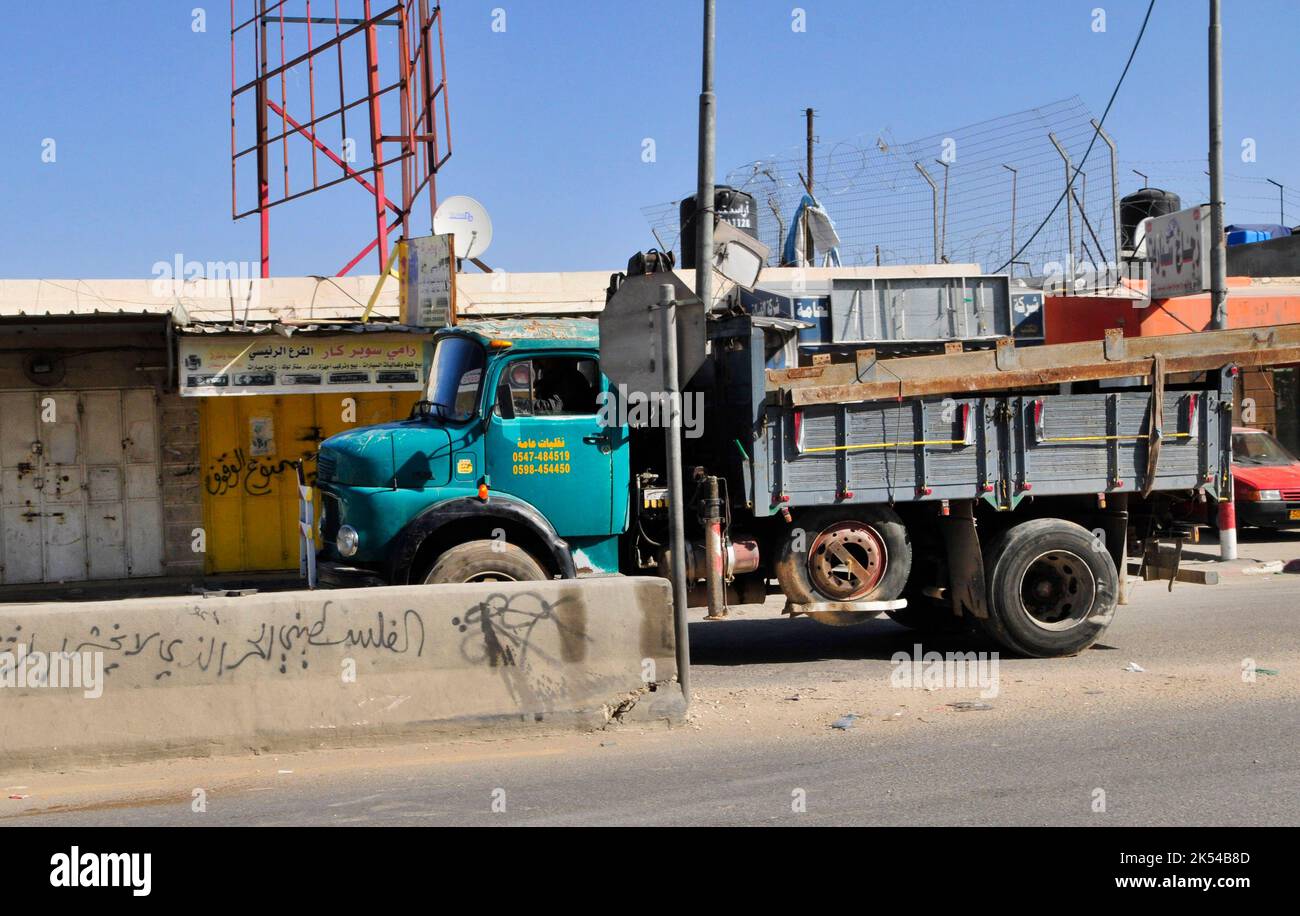 Ein alter Truck im Westjordanland, nördlich von Jerusalem. Stockfoto