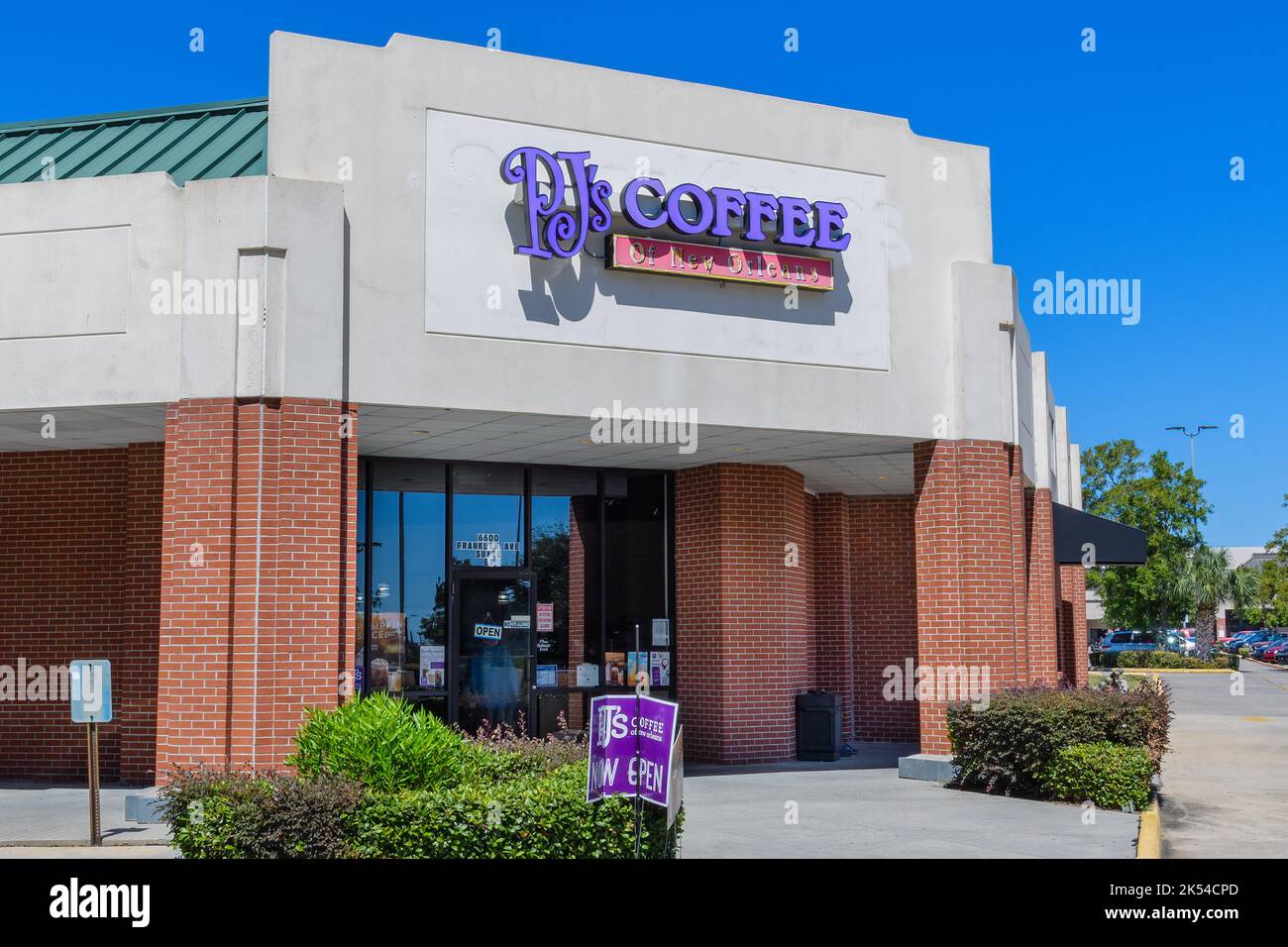 NEW ORLEANS, LA, USA - 1. OKTOBER 2022: Vorderseite von PJ's Coffee of New Orleans auf der Franklin Avenue in Gentilly Stockfoto