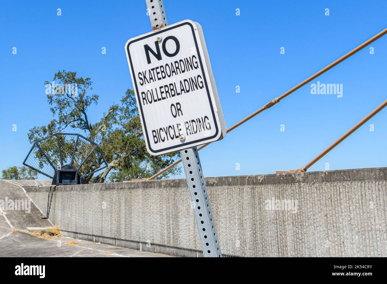 Kein Schild mit Skateboarding, Rollerblading oder Fahrradfahren auf dem gepanzerten Deich entlang des Lake Pontchartrain in New Orleans, Louisiana, USA Stockfoto