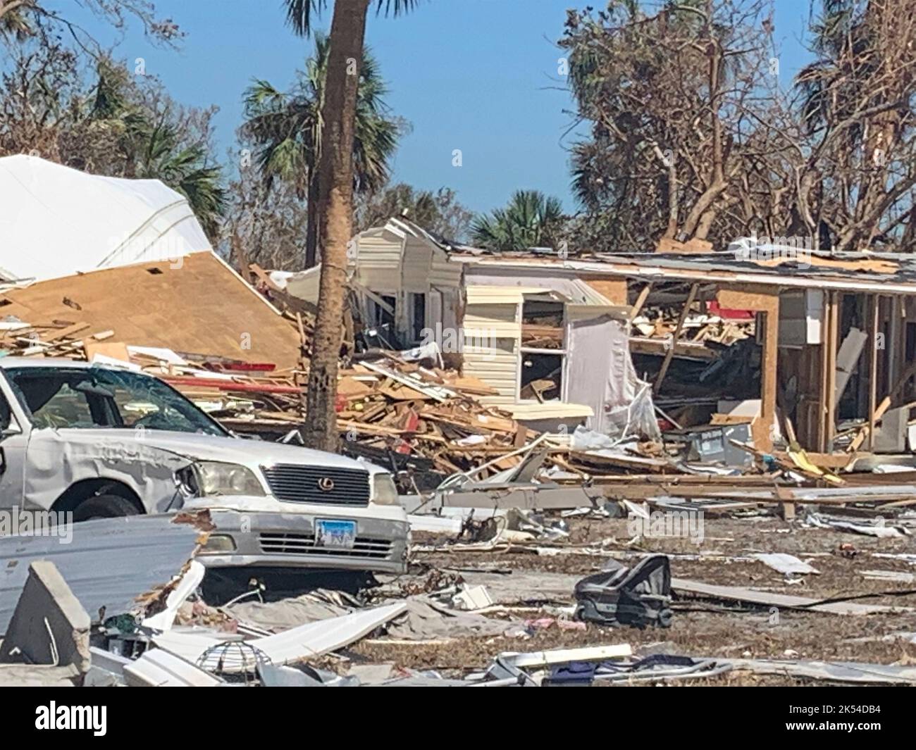 Fort Myers, Usa. 02. Oktober 2022. Totale Zerstörung von Häusern und Fahrzeugen nach dem 2. Oktober 2022 in Fort Myers, Florida. Quelle: Jocelyn Augustino/FEMA/Alamy Live News Stockfoto