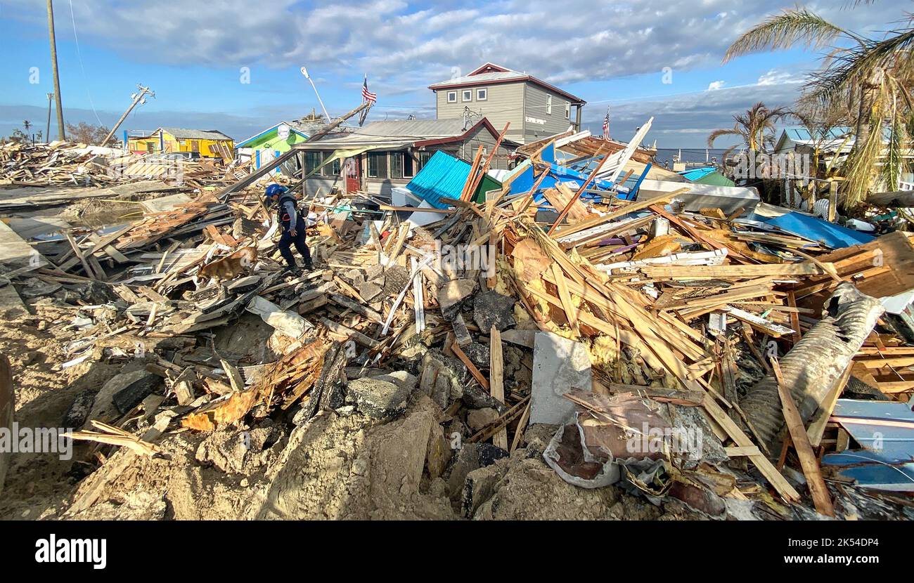 FEMA Urban Search and Rescue Operations at Matlacha Isles, Florida, on October 4, 2022, in the after of Hurrikane Ian, a category 4 Storm that made a direct Hit on the Southwest Florida Community. (USA) Stockfoto