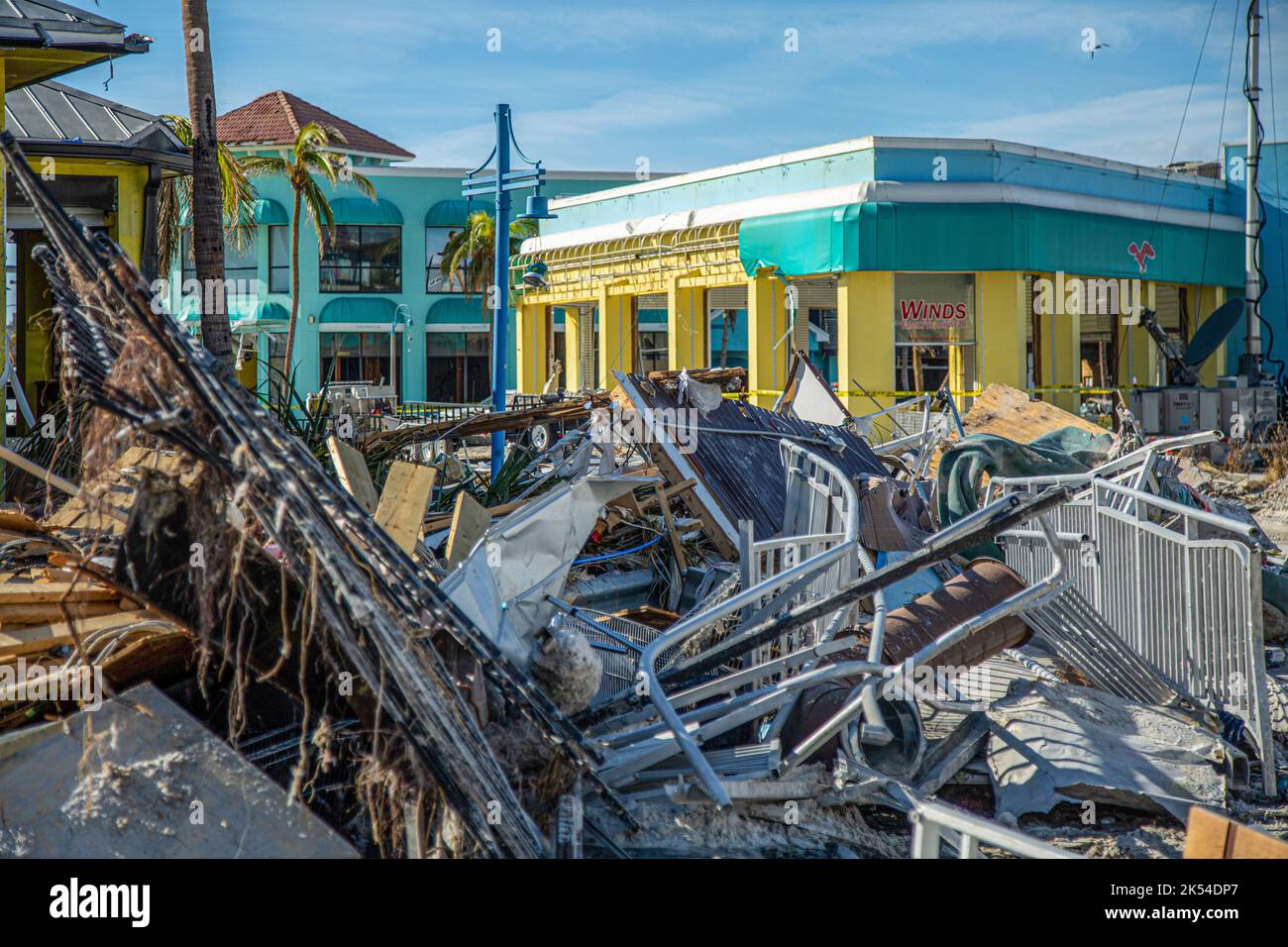 Nach dem Hurkan Ian am 3. Oktober 2022 am Fort Myers Beach im Südwesten Floridas, fünf Tage nach dem Ansturm des Sturms der Kategorie 4, bleiben verworrene Trümmer zurück. (USA) Stockfoto