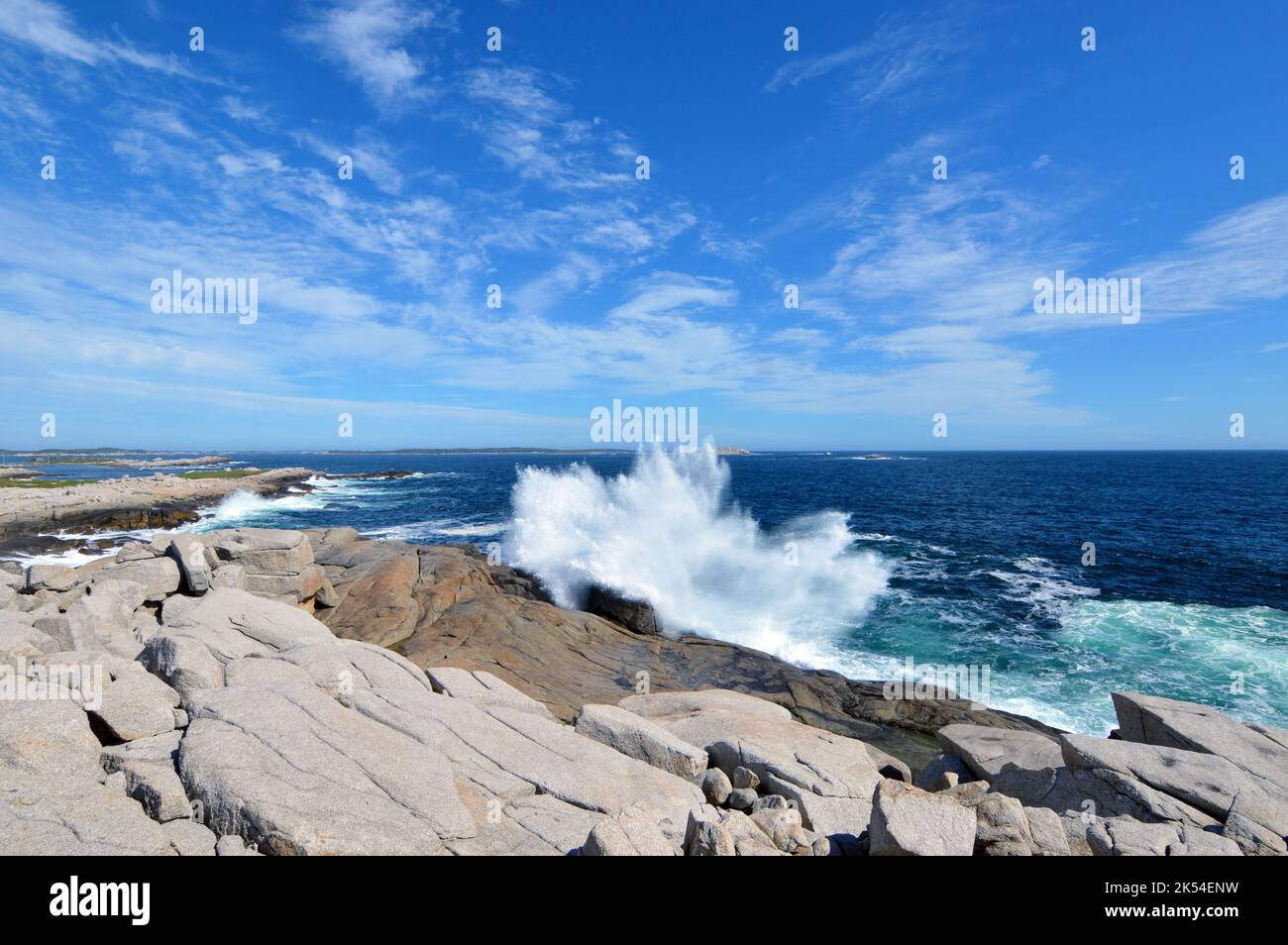 Wellenbrecher an einer felsigen Küste neben dem High Head Trail, Prospect, Nova Scotia. Stockfoto