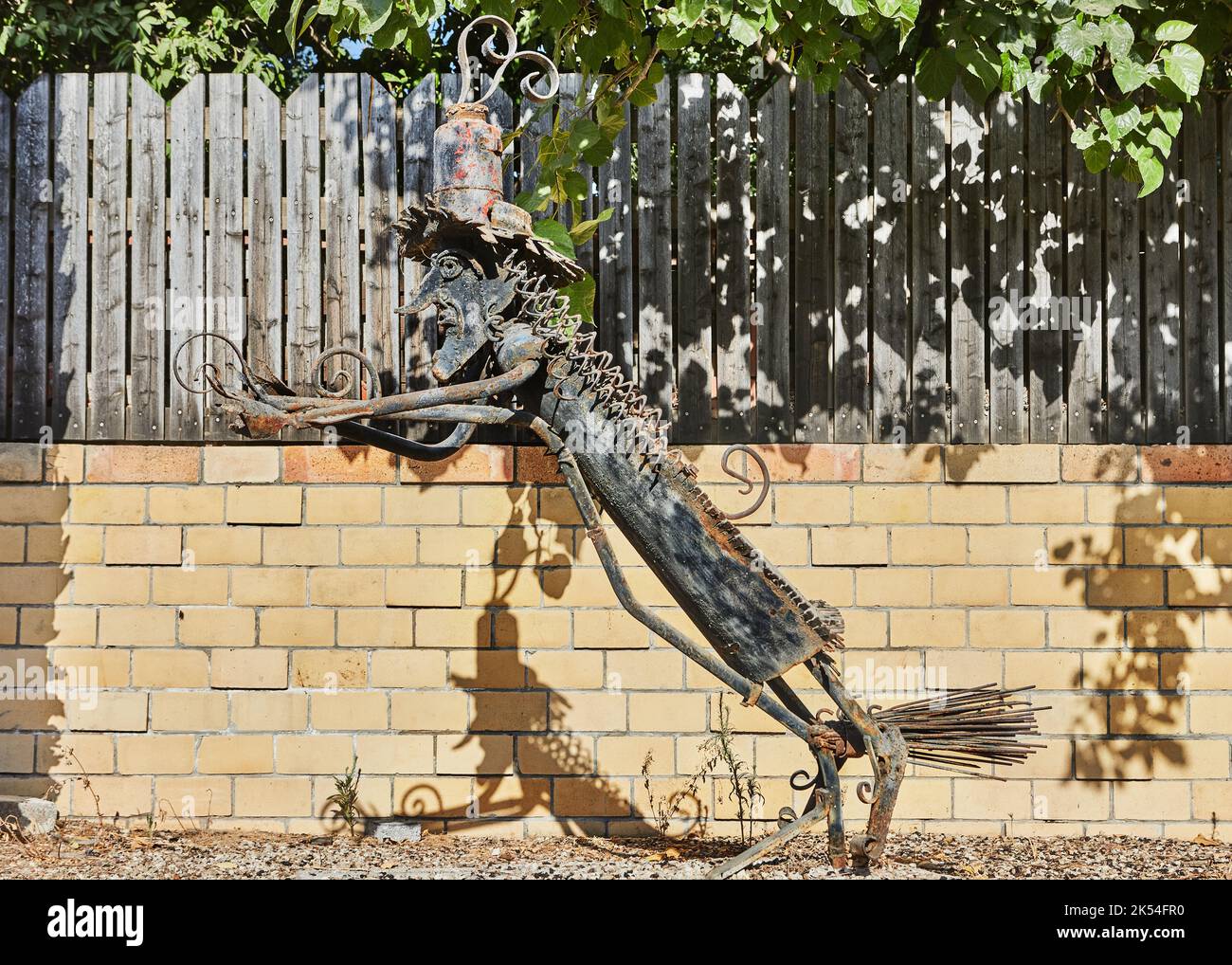 Gedera, Israel - 27. August 2022: Metallskulpturen aus verschiedenen Objekten, um den Garten und die Straße zu schmücken. Stockfoto