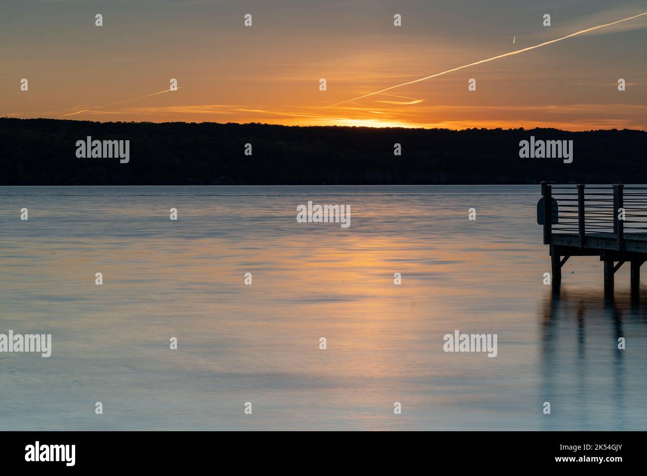 Sonnenuntergangsfoto vom Myers Point Pier im Myers Park in Lansing NY, Tompkins County. Pier liegt am östlichen Ufer des Cayuga Lake. Stockfoto