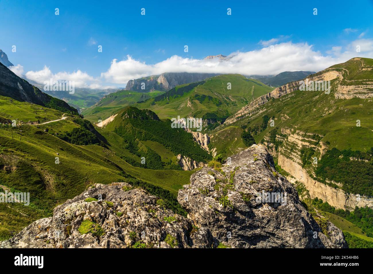 Grüne Kaukasusberge im Norden Aserbaidschans Stockfoto