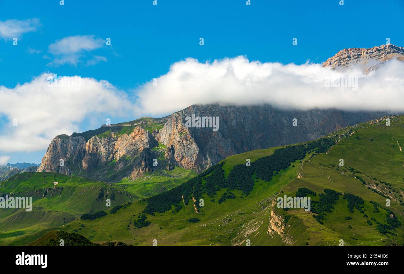 Grüne Kaukasusberge im Norden Aserbaidschans Stockfoto