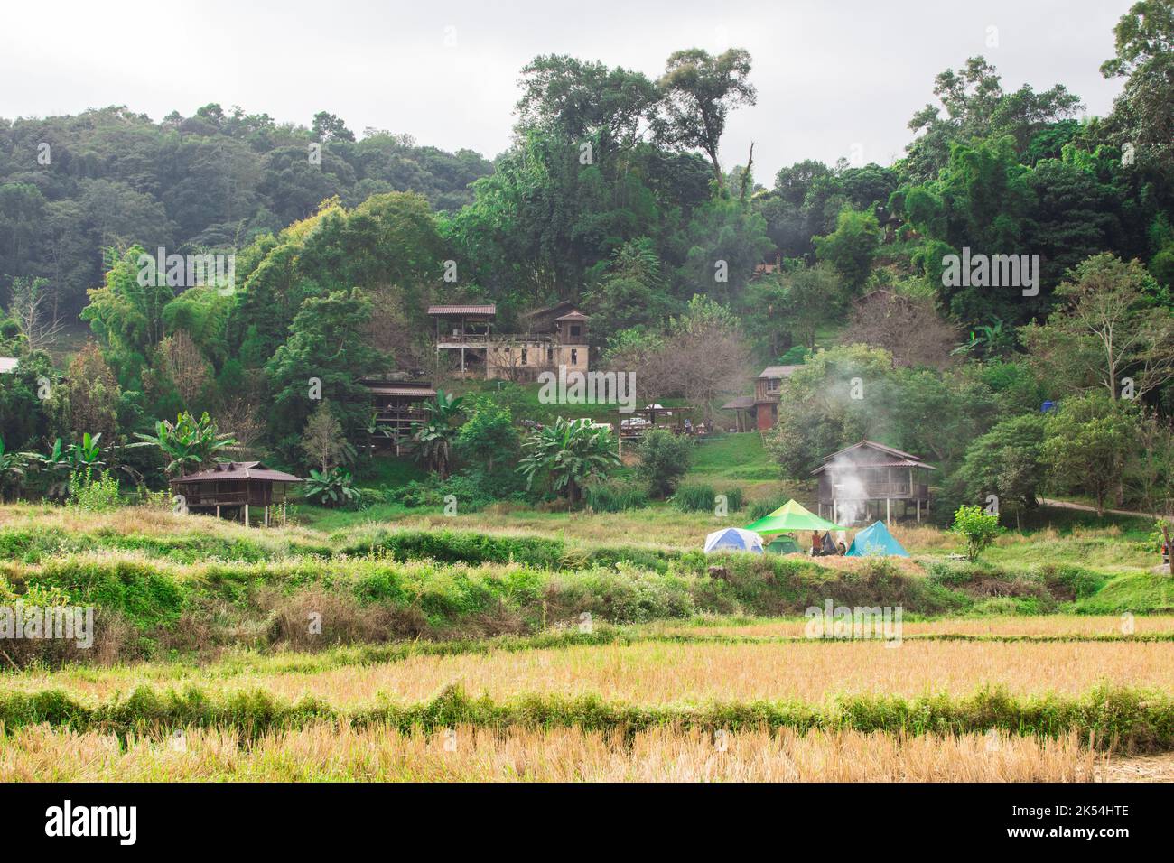 Hügel Stamm Dorf und Rauch steigt aus der Küche. Schöne Natur Stockfoto