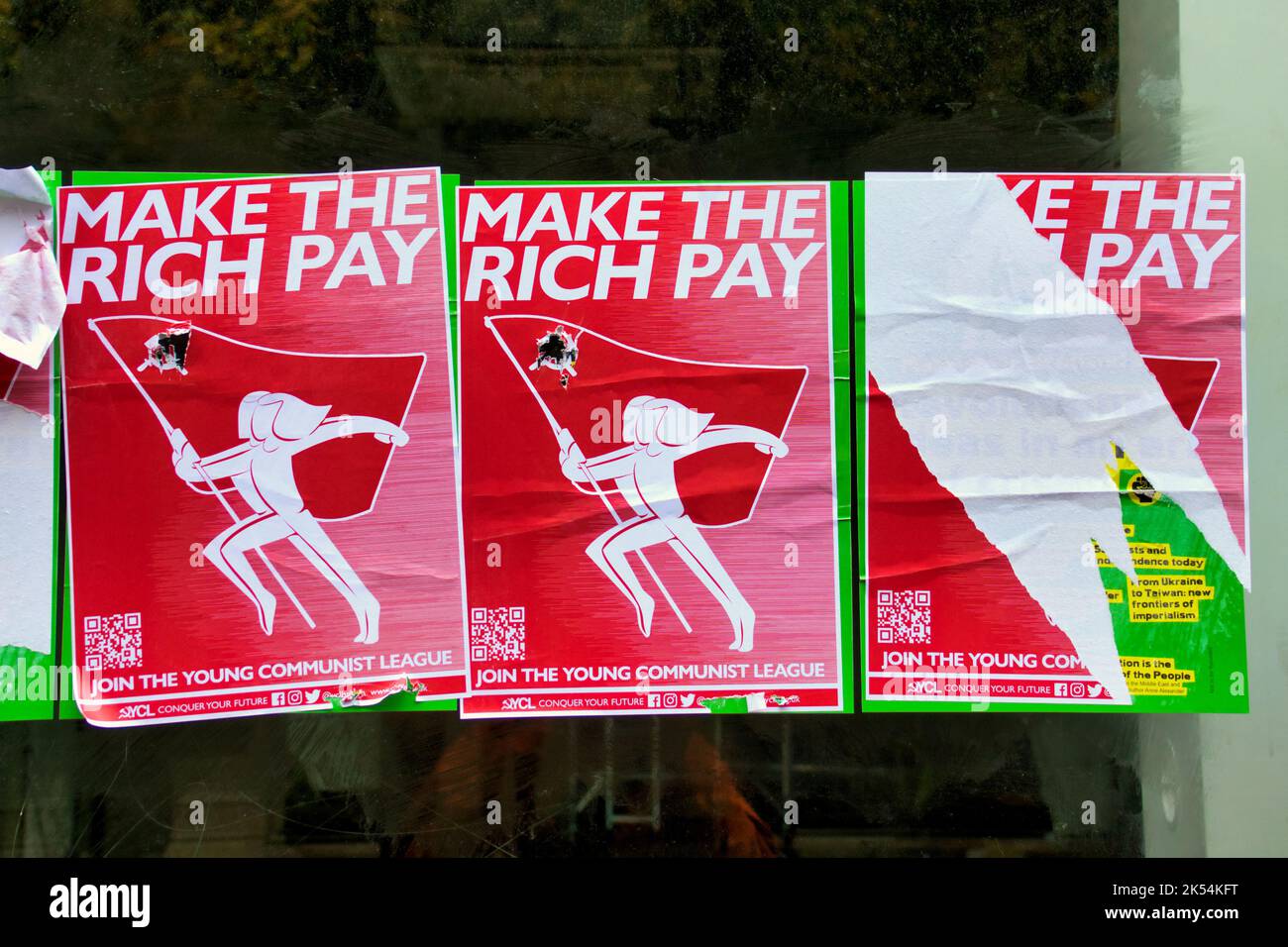 Lassen Sie die Reichen revolutionäre kommunistische Plakate gegen Austeritätsarmut und soziale Ungerechtigkeit bezahlen Stockfoto