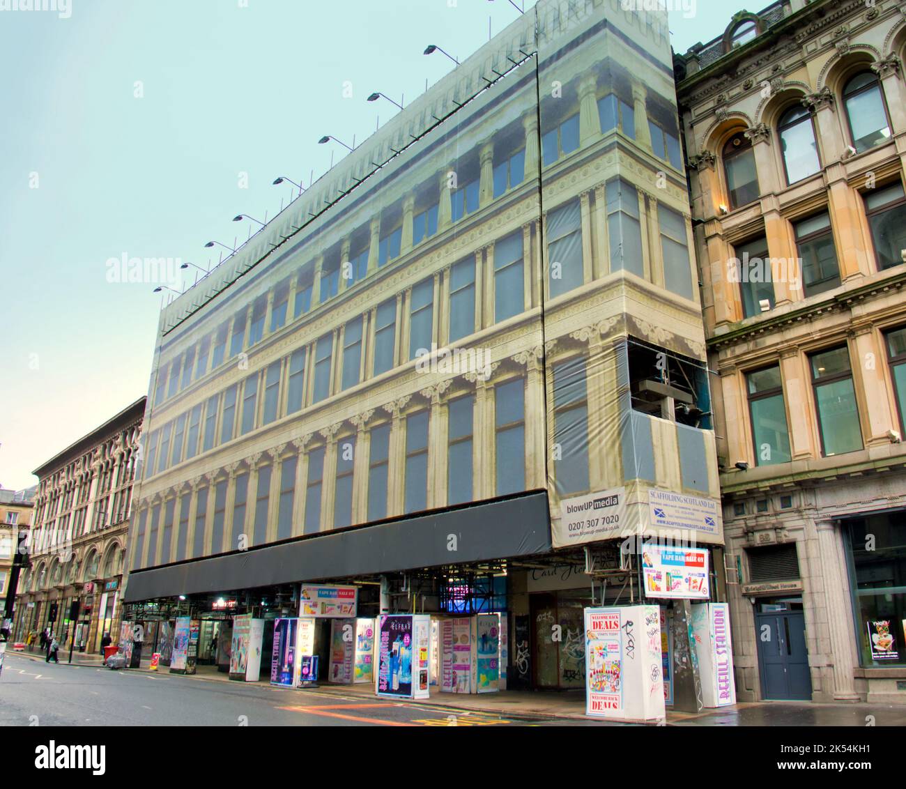 Glasgow Egyptian Halls under Threat architektonisches Juwel in der Union Street von alexander Greek Thompson, das mit einer dekorativen Abdeckung für Gerüste bedeckt ist Stockfoto