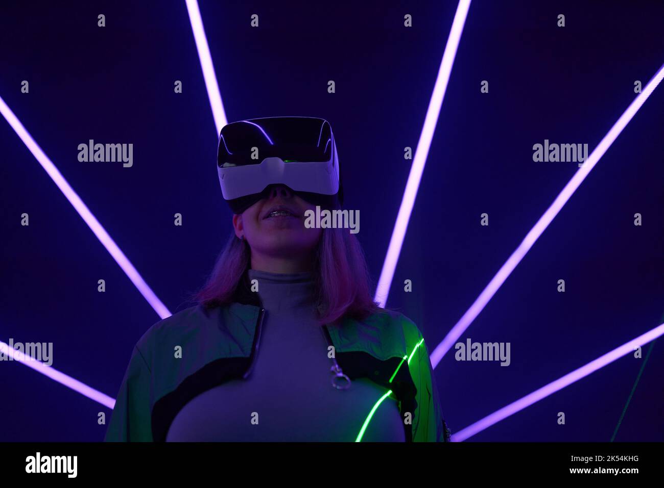 Frau nutzt Virtual-Reality-Headsets, um im Metaverse darauf zuzugreifen. Konzept der virtuellen, erweiterten und erweiterten Realität, Zukunftstechnologie, künstliches intel Stockfoto