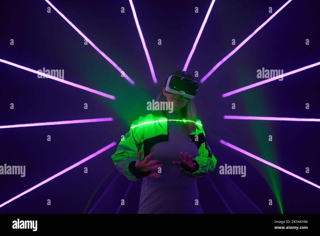 Frau nutzt Virtual-Reality-Headsets, um im Metaverse darauf zuzugreifen. Konzept der virtuellen, erweiterten und erweiterten Realität, Zukunftstechnologie, künstliches intel Stockfoto