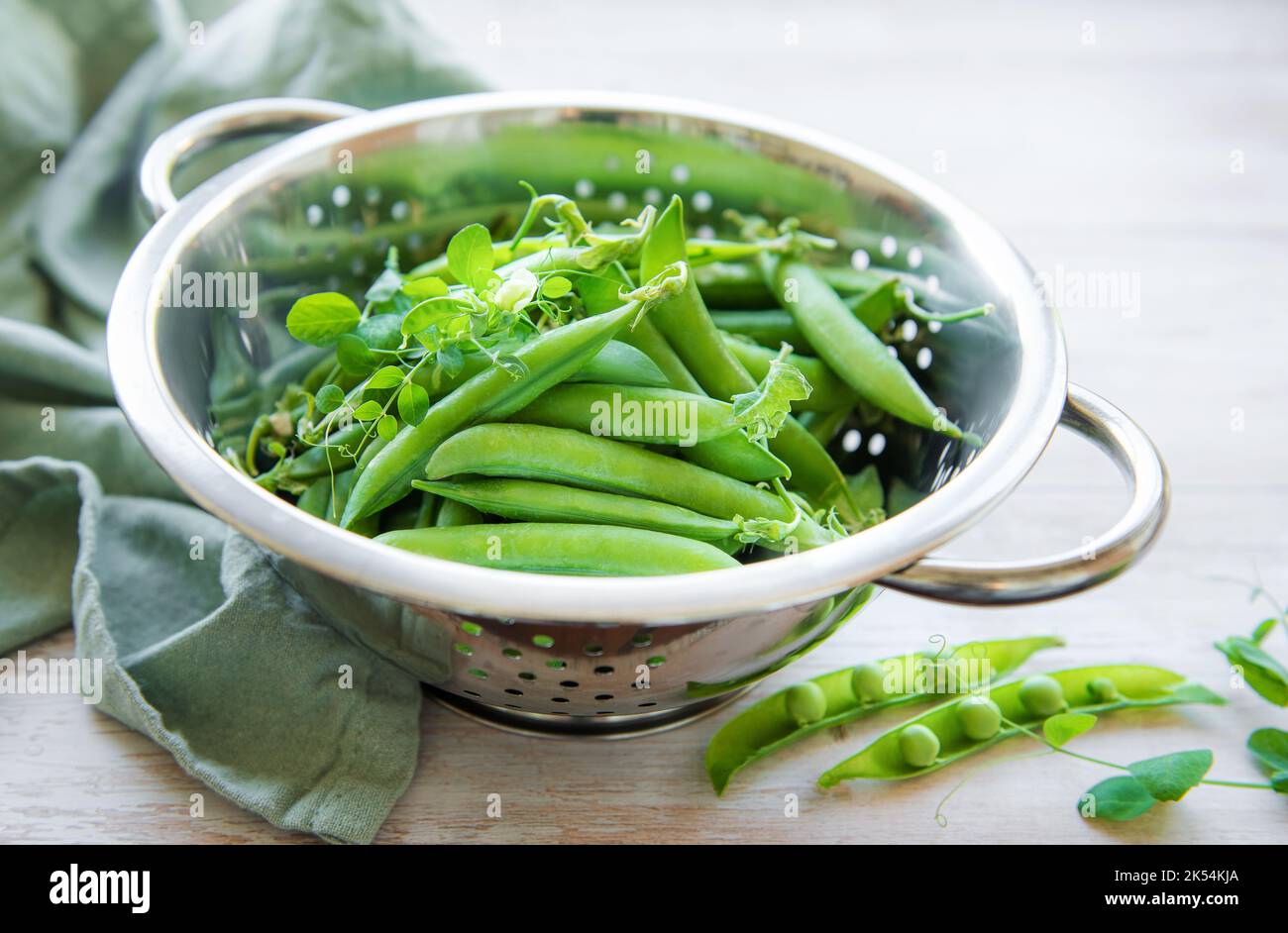 Junge frische, saftige Schoten aus grünen Erbsen. Gesunde Bio-Lebensmittel. Stockfoto