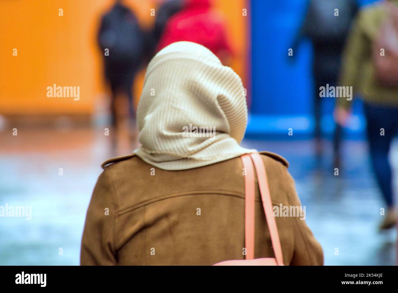 Frau trägt einen Hijab-Schal von hinten Stockfoto