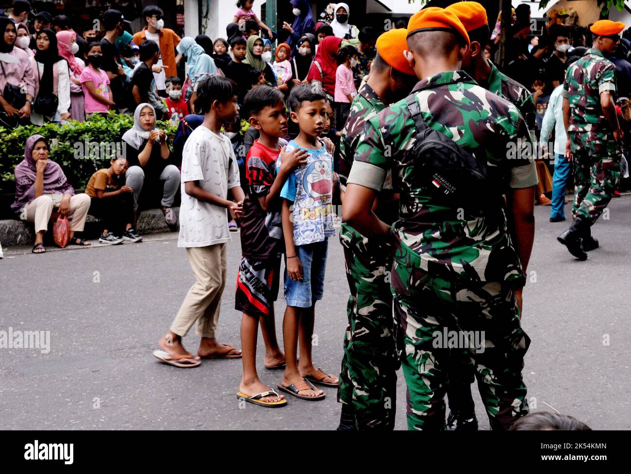 Yogyakarta, Yogyakarta, Indonesien. 5. Oktober 2022. Während des Karnevals auf Jalan Malioboro, Yogyakarta, Oktober 5,2022, sehen und reiten die Bewohner die Verteidigungsausrüstung. Der Karneval zeigte verschiedene Arten von Kampffahrzeugen der TNI (Indonesische Nationalarmee) und wurde von Tausenden von Bewohnern von Eltern, Jugendlichen und Kindern besucht, um den 77.. Jahrestag der Indonesischen Nationalarmee (TNI) zu begrüßen. Null-km-Jogja, 1,5 Kilometer zu Fuß (Bild: © Dasril Roszandi/ZUMA Press Wire) Stockfoto