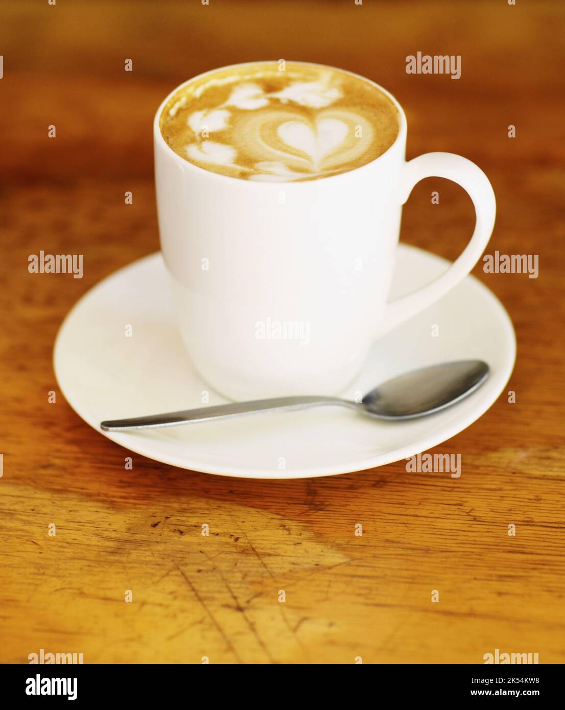 Zubereitet von einem Künstler. Ein gekonnt zubereiteter Cappuccino auf einem Kaffeetisch. Stockfoto