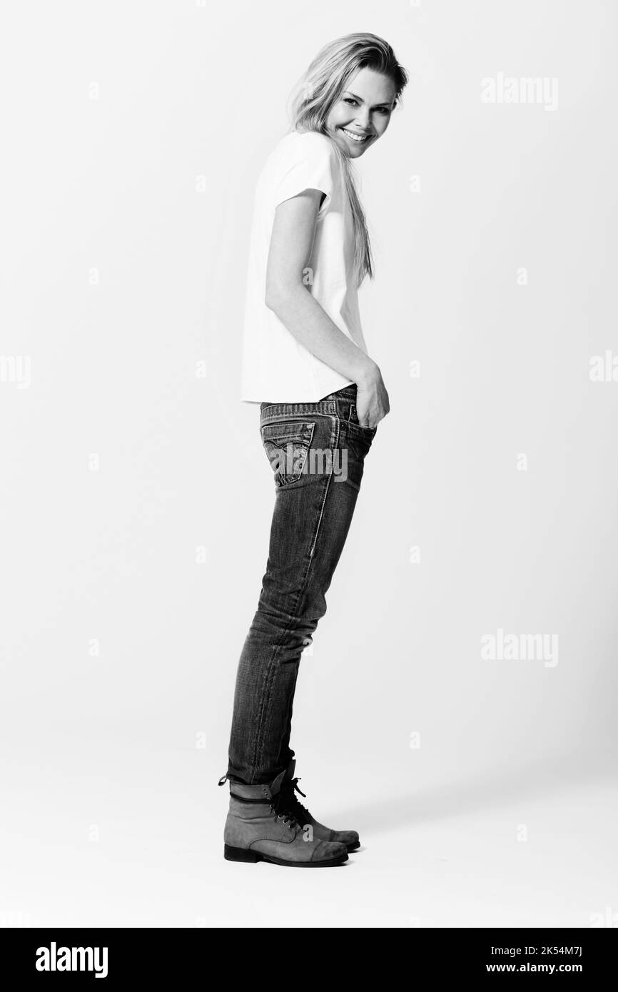 Ihr Glück ist schwarz und weiß. Ganzkörperporträt einer glücklichen und attraktiven jungen Frau in monochromer Darstellung. Stockfoto