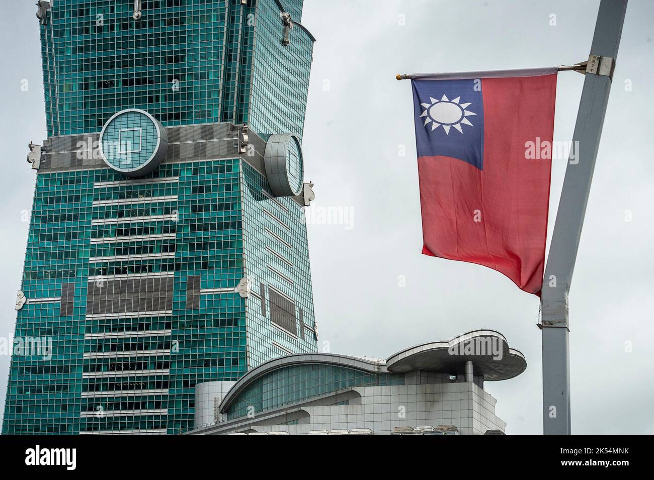 Taipeh. 06. Oktober 2022. Flagge der Republik China auf dem Liberty Square in Taipei, Taiwan am 06/10/2022 vor der Feier des Nationaltages (10. Oktober, genannt 10/10) von Wiktor Dabkowski Quelle: dpa/Alamy Live News Stockfoto