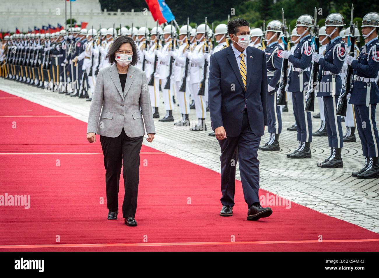 Taipeh. 06. Oktober 2022. Der taiwanesische Präsident Tsai Ing-wen (L) begrüßt den Präsidenten der Republik Palau, Surangel Whipps Jr., am 06/10/2022 auf dem Liberty Square in Taipei, Taiwan. Palau ist eines von 13 Ländern, die diplomatische Beziehungen zu Taiwan unterhalten. Whipps kam nach Taipeh, um an der Feier des Nationaltages (10. Oktober, genannt 10/10) teilzunehmen von Wiktor Dabkowski Credit: dpa/Alamy Live News Stockfoto