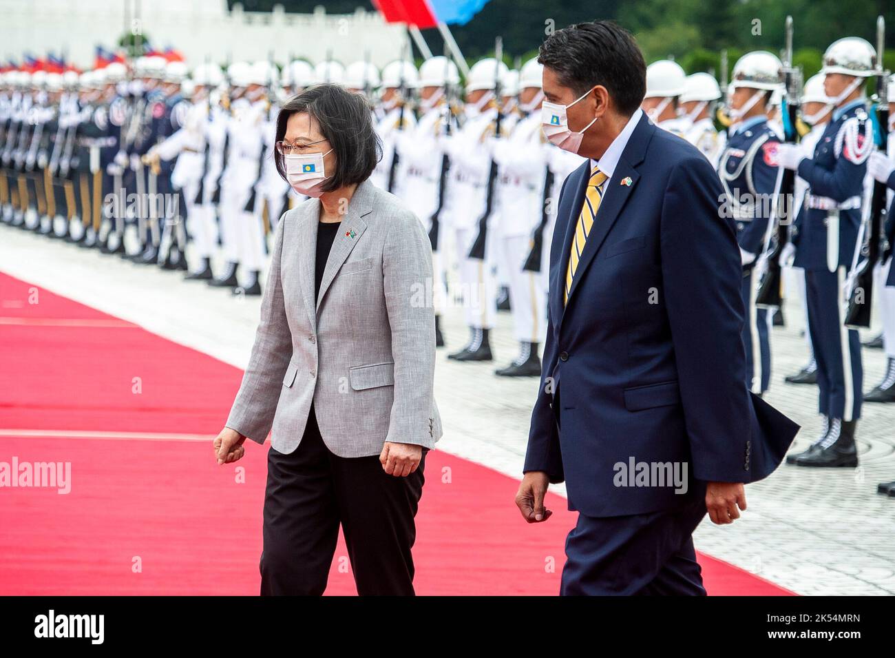 Taipeh. 06. Oktober 2022. Der taiwanesische Präsident Tsai Ing-wen (L) begrüßt den Präsidenten der Republik Palau, Surangel Whipps Jr., am 06/10/2022 auf dem Liberty Square in Taipei, Taiwan. Palau ist eines von 13 Ländern, die diplomatische Beziehungen zu Taiwan unterhalten. Whipps kam nach Taipeh, um an der Feier des Nationaltages (10. Oktober, genannt 10/10) teilzunehmen von Wiktor Dabkowski Credit: dpa/Alamy Live News Stockfoto