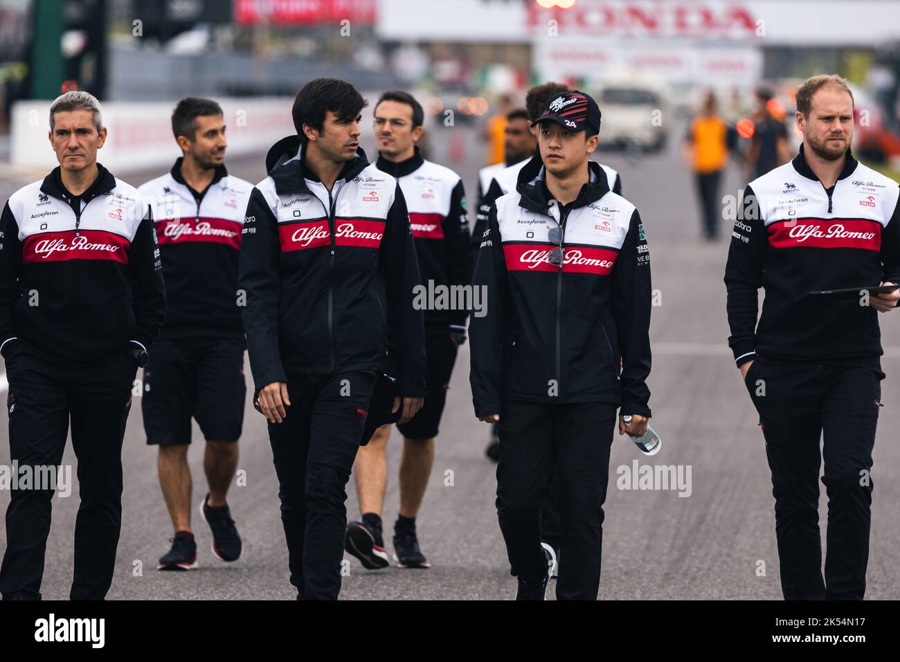 Suzuka, Japan, 06/10/202, 2, Guanyu Zhou (CHN) das Alfa Romeo F1 Team geht mit dem Team auf den Kurs. 06.10.2022. Formel 1 Weltmeisterschaft, Rd 18, Großer Preis Von Japan, Suzuka, Japan, Tag Der Vorbereitung. Bildnachweis sollte lauten: XPB/Press Association Images. Stockfoto