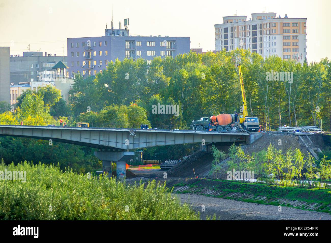 Überholung der alten Metallbrücke über den Fluss in der Stadt, selektiver Fokus Stockfoto