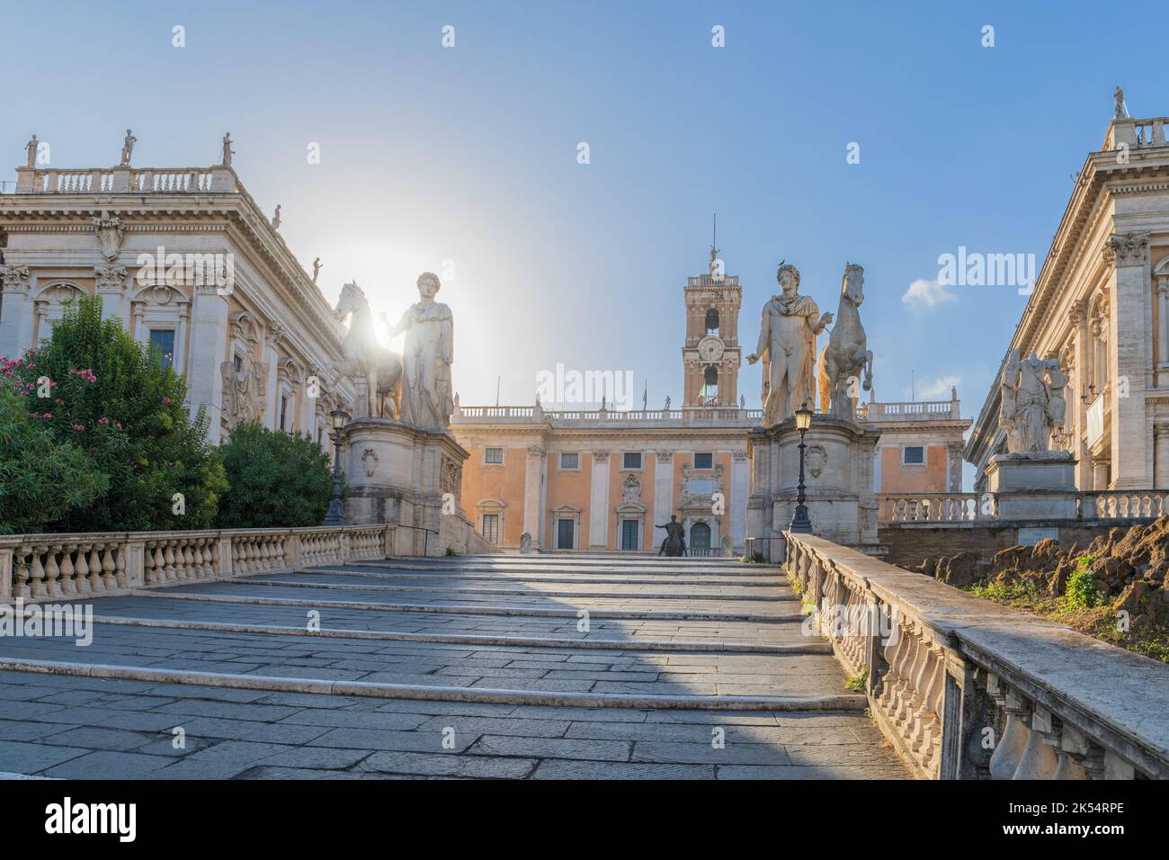Kapitolshügel in Rom, Italien: Auf dem Hintergrund Statue des römischen Imperators Marcus Aurelius vor dem Palazzo Senatorio. Stockfoto