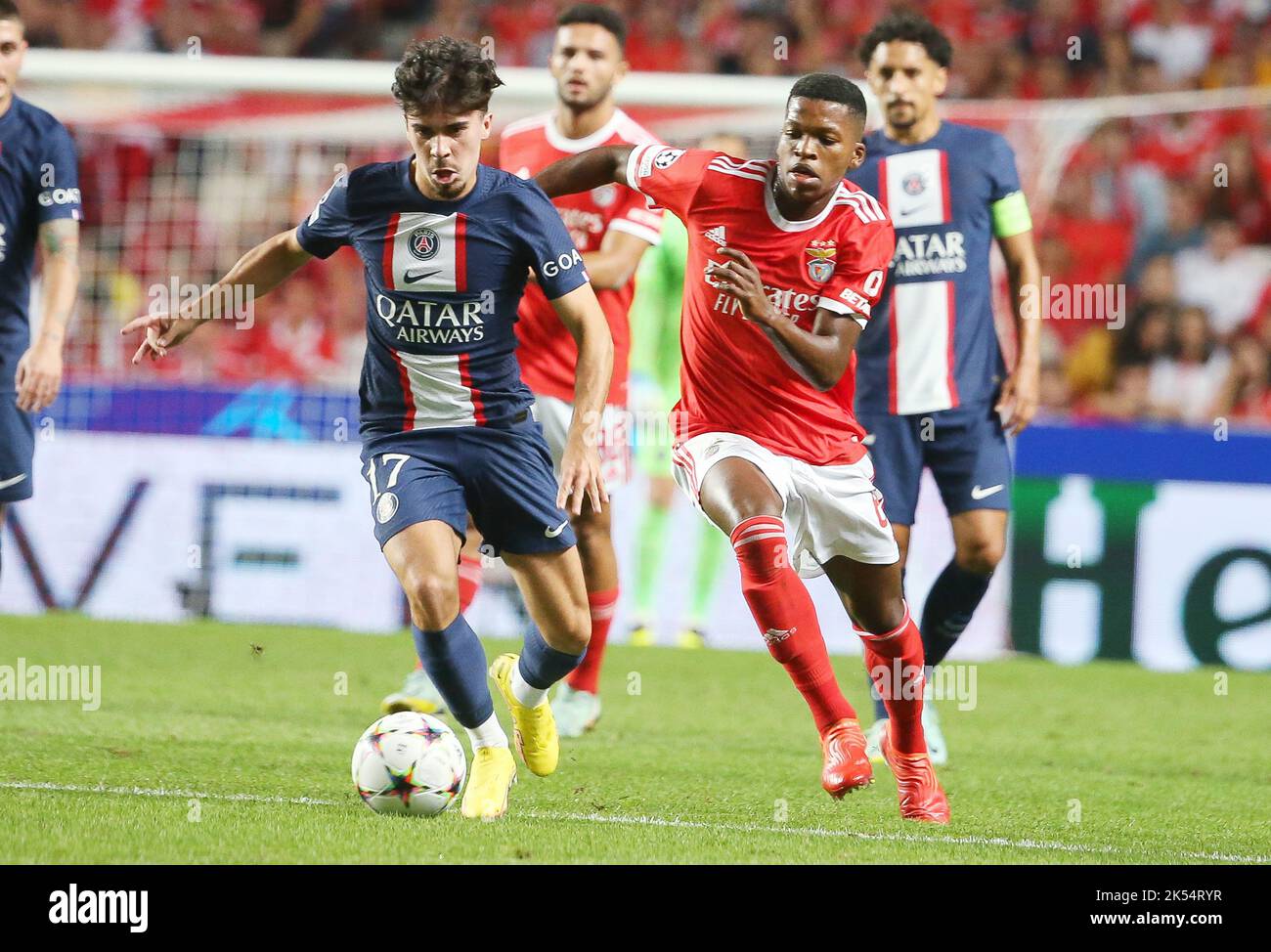 Lissabon, Portugal, 5. Oktober 2022, Vitinha von Paris Saint Germain, Florentino Luis von Benfica während des UEFA Champions League, Gruppe H Fußballspiels zwischen SL Benfica und Paris Saint-Germain am 5. Oktober 2022 im Estadio da Luz in Lissabon, Portugal - Foto: Laurent Lairys/DPPI/LiveMedia Stockfoto