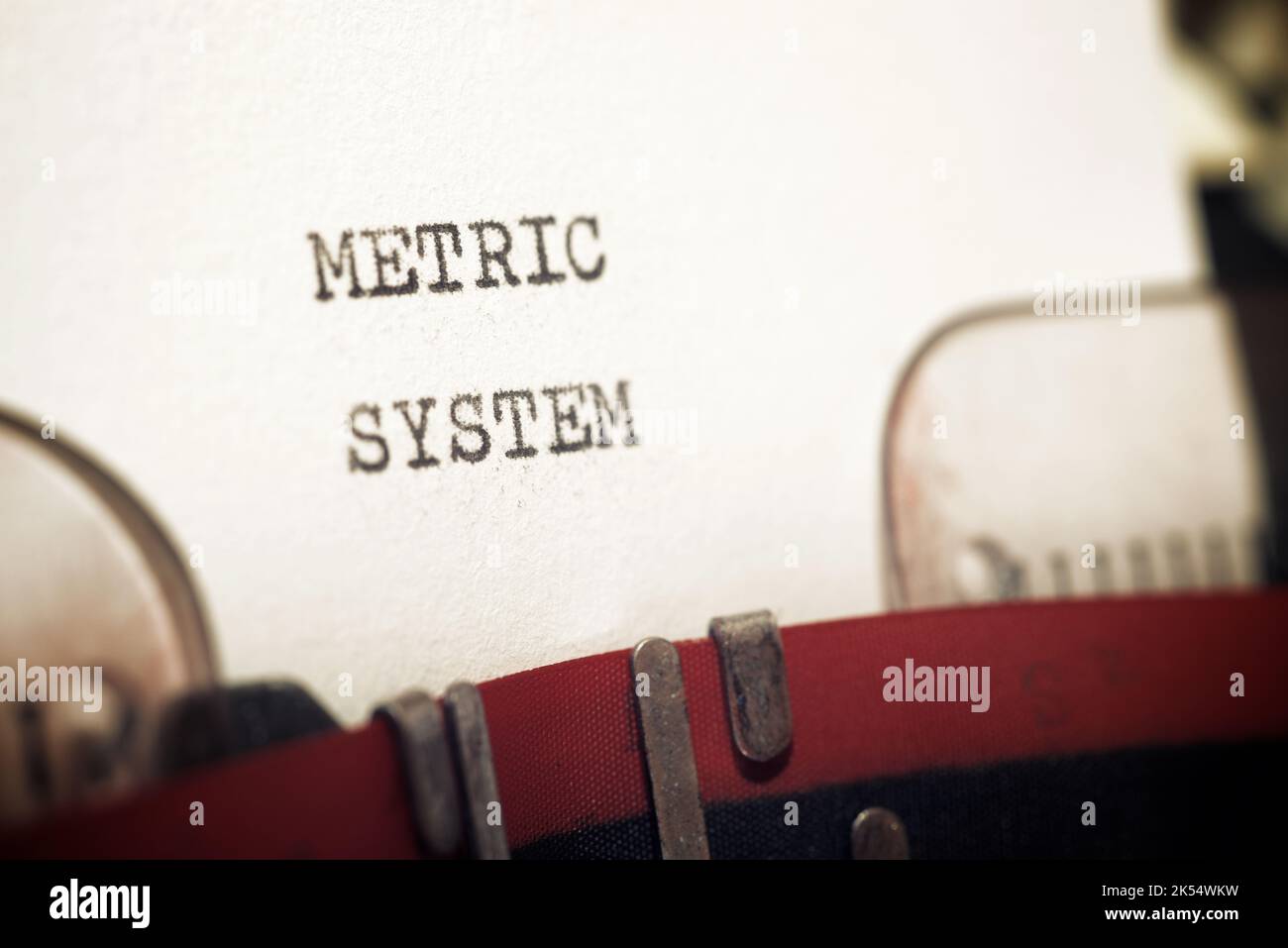 Metrischer Systemtext, der mit einer Schreibmaschine geschrieben wurde. Stockfoto