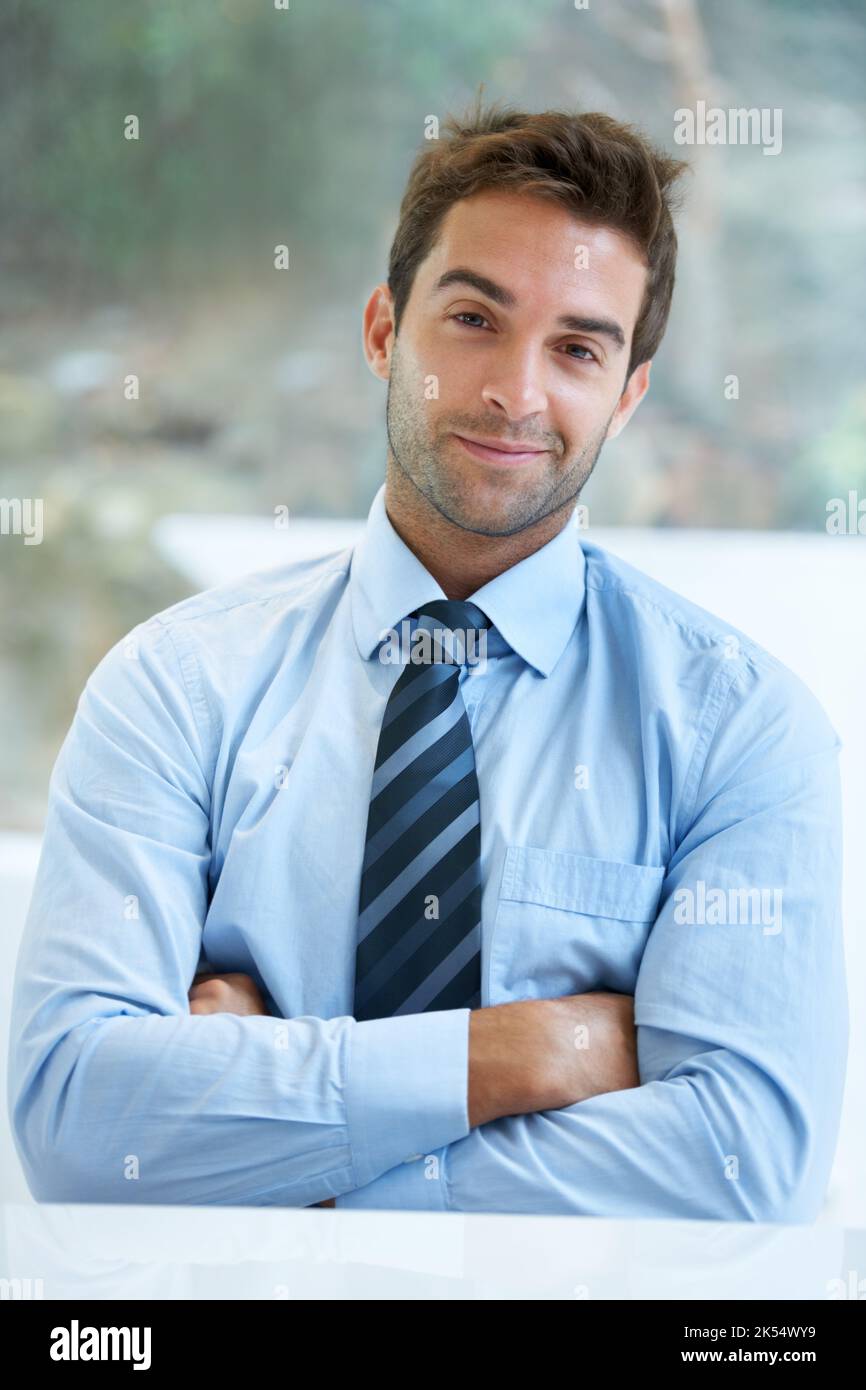 Der moderne Profi. Ein hübscher junger Geschäftsmann bei der Arbeit. Stockfoto