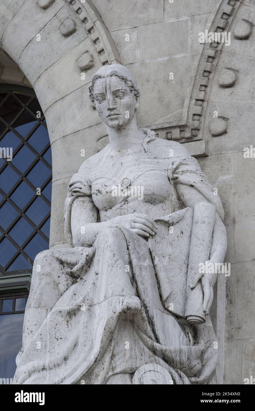 Ausdrucksstarke Statue einer Frau vor der BME-Universität in Budapest, Ungarn, die eine der vier Fakultäten repräsentiert Stockfoto