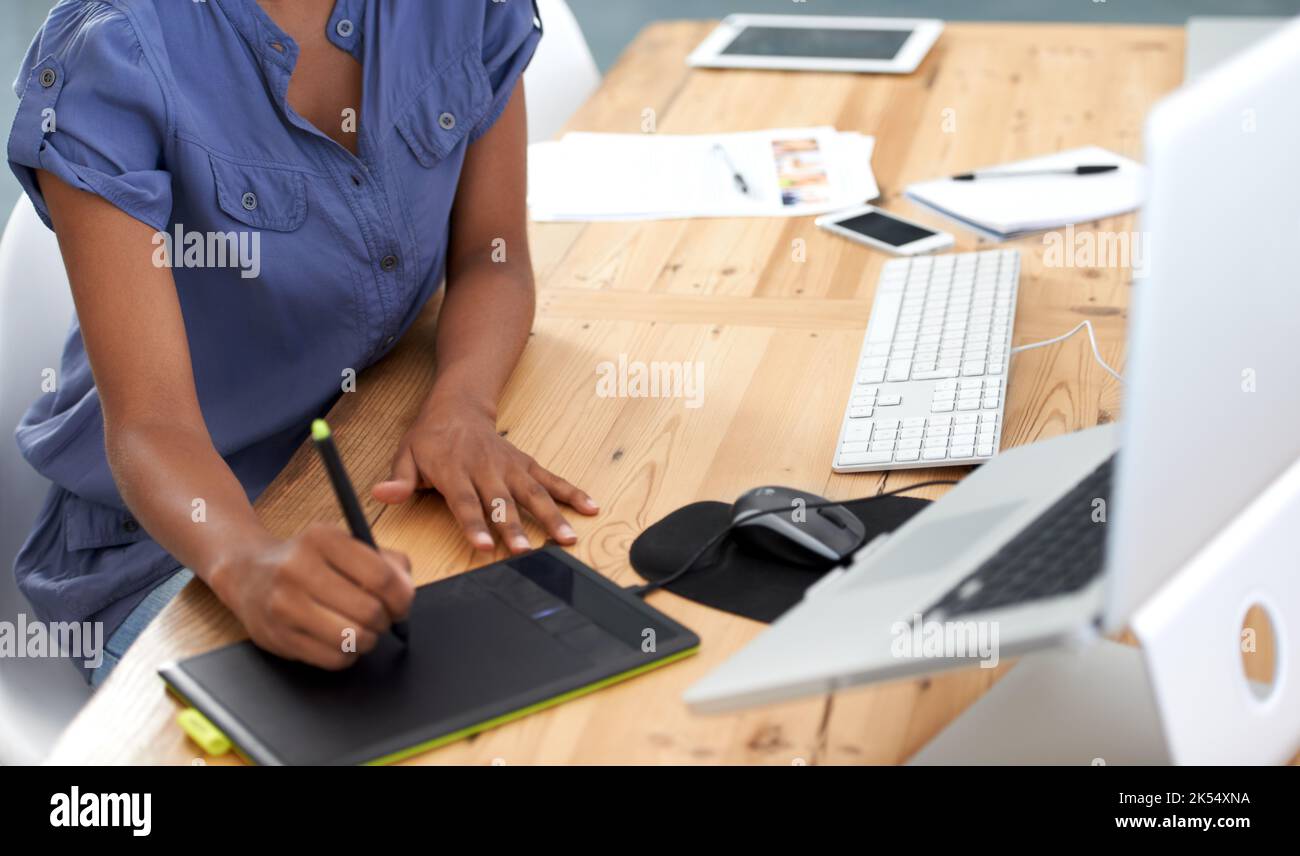 Technologie macht das Geschäft einfach. Eine junge Designerin, die im Büro arbeitet. Stockfoto