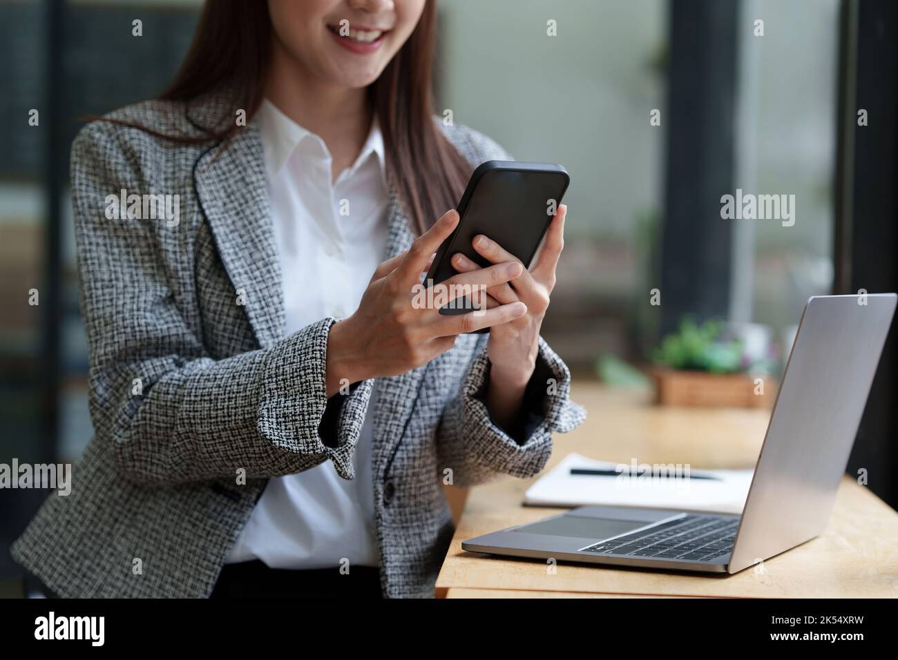 Eine Geschäftsfrau vervollständigt KYC mithilfe eines Online-Banking-Programms, um ein digitales Sparkonto zu eröffnen. Die Definition von Cyber-Sicherheit Stockfoto