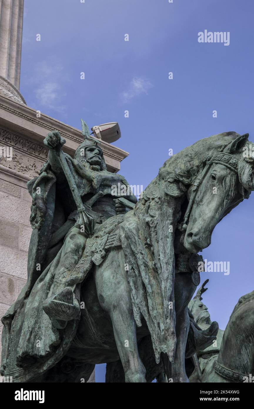 Statuen am Ende der Andrassy Allee in Budapest, Ungarn, auf dem Heldenplatz, Hősök tere. Foto hier ein Teil der Sieben Häute der Magyaren. Stockfoto