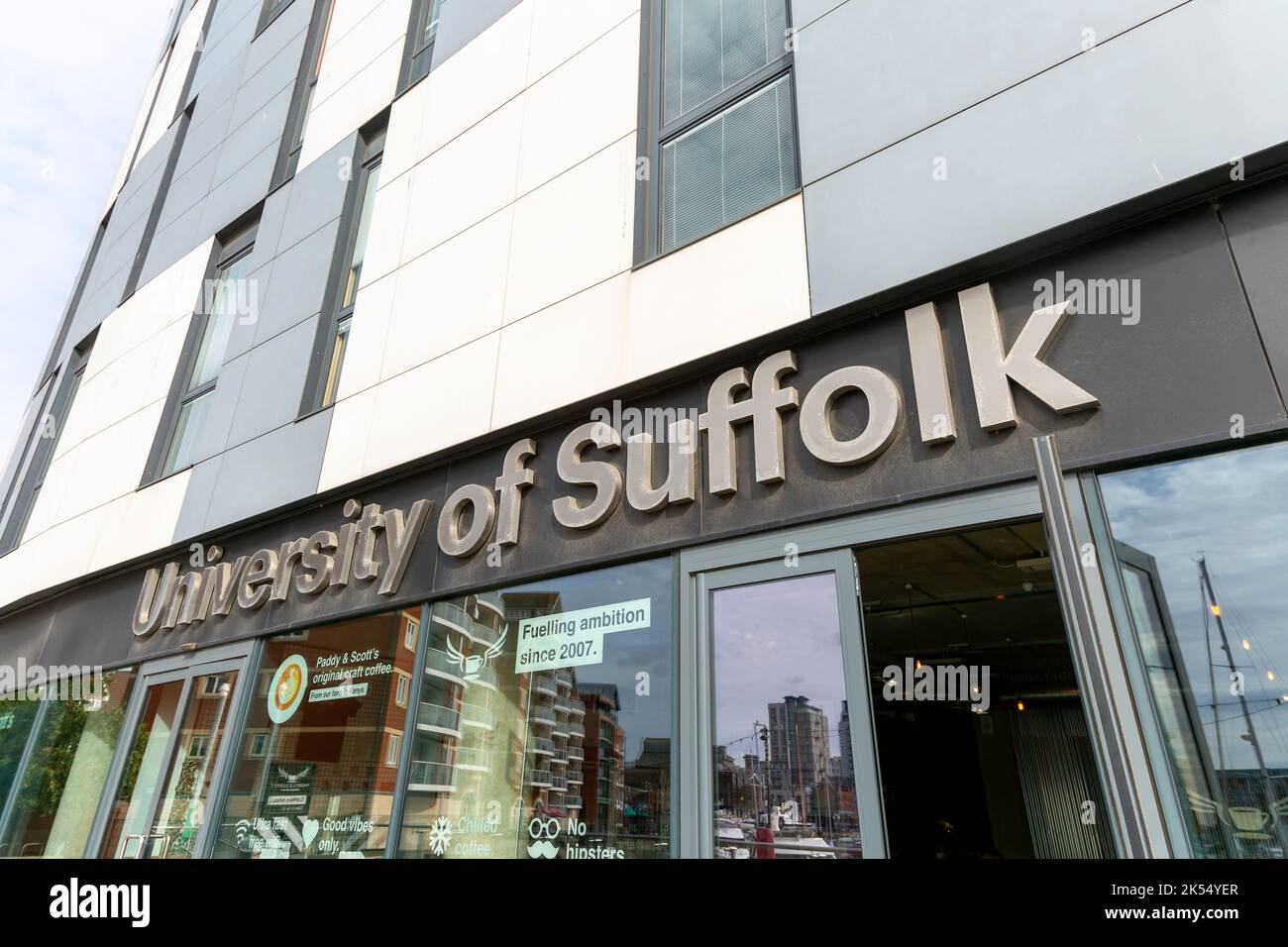 Sign for University of Suffolk on Waterfront Building, Ipswich, Suffolk, England, UK Stockfoto