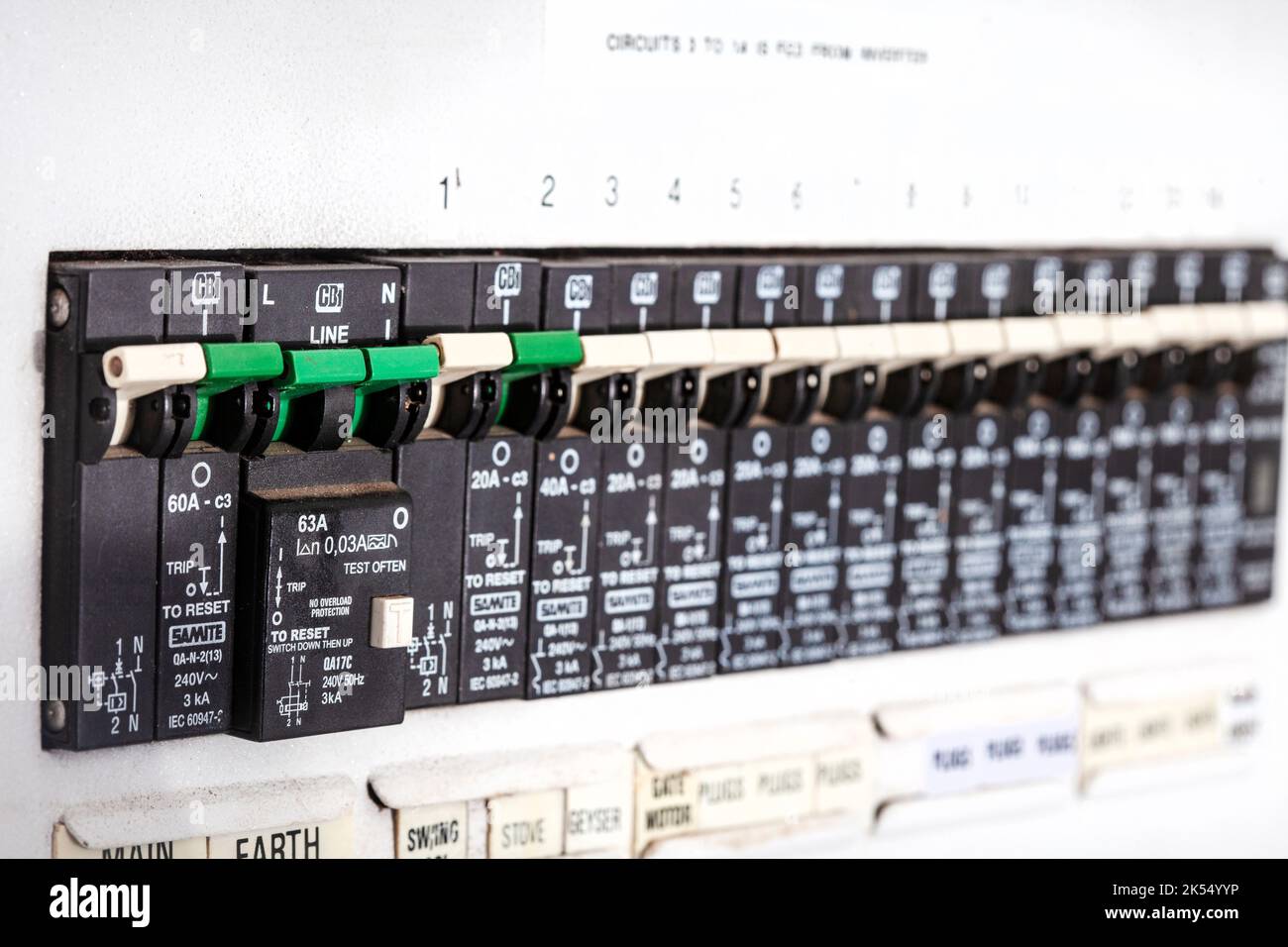 Die Hauptstromverteilungsplatine ist in einer Zeit der Stromkrise an eine alternative Stromquelle angeschlossen und geht aus dem Netz Stockfoto