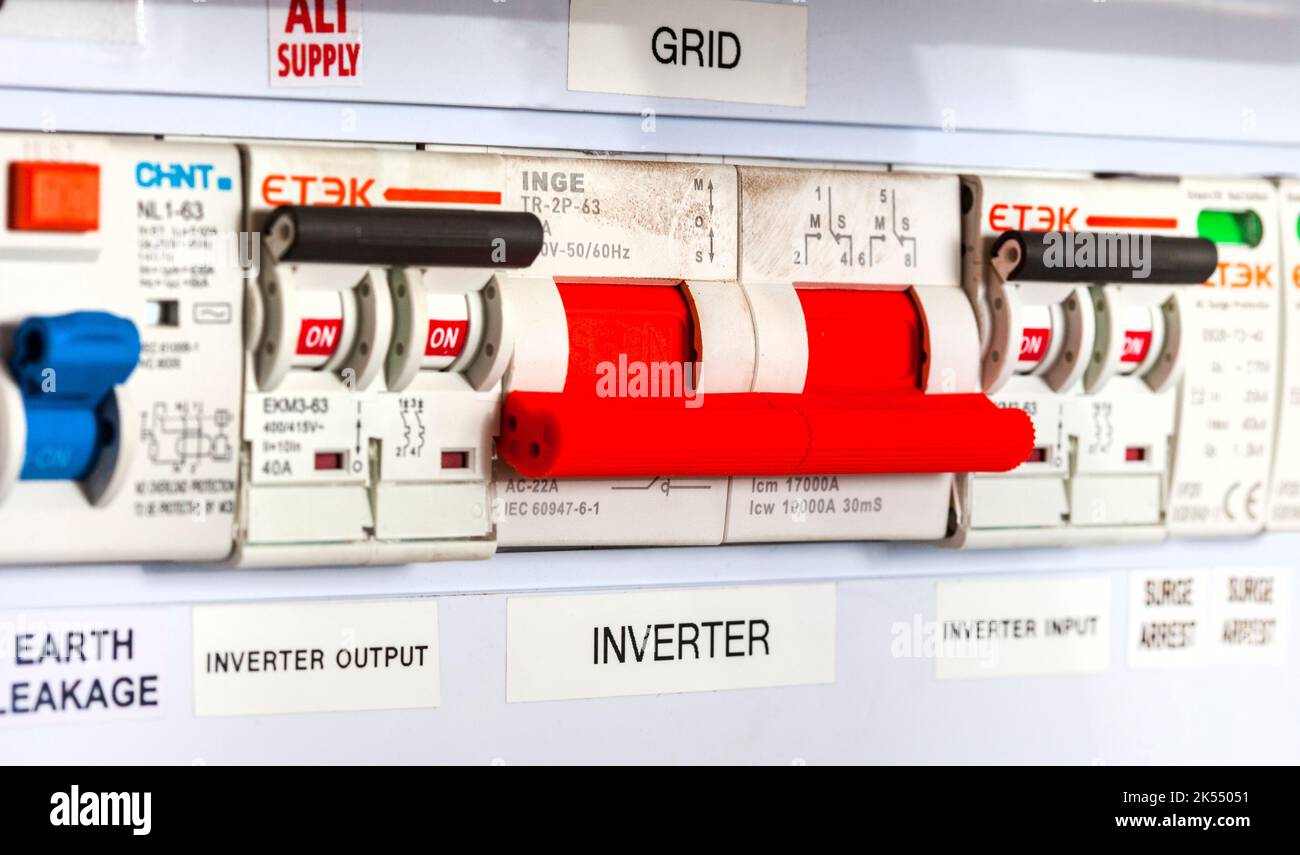 Schalter für alternativen Strom oder Netzstrom. Backup immer bereit Stockfoto
