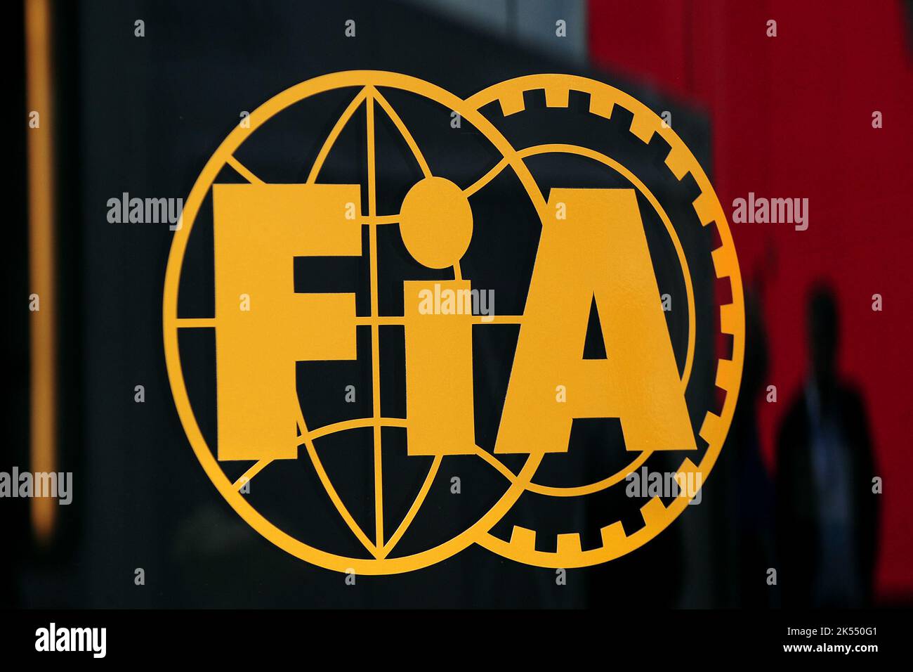 Foto vom 19-06-2009 des FIA-Logos. Lewis Hamilton glaubt, dass die Integrität der Formel 1 beschädigt würde, wenn ein Team die Budgetgrenze gebrochen hätte – und besteht darauf, dass jeder Verstoß „unbedingt“ angemessen bestraft wird. Das Regierende Gremium des Sports, die FIA, hat seine Erkenntnisse darüber verzögert, ob eines der Teams der Startaufstellung gegen die Finanzregeln verstoßen hat, bis Montag. Ausgabedatum: Donnerstag, 6. Oktober 2022. Stockfoto