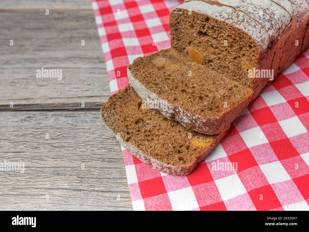 Brot mit getrockneten Früchten auf einer Tischdecke. Stockfoto