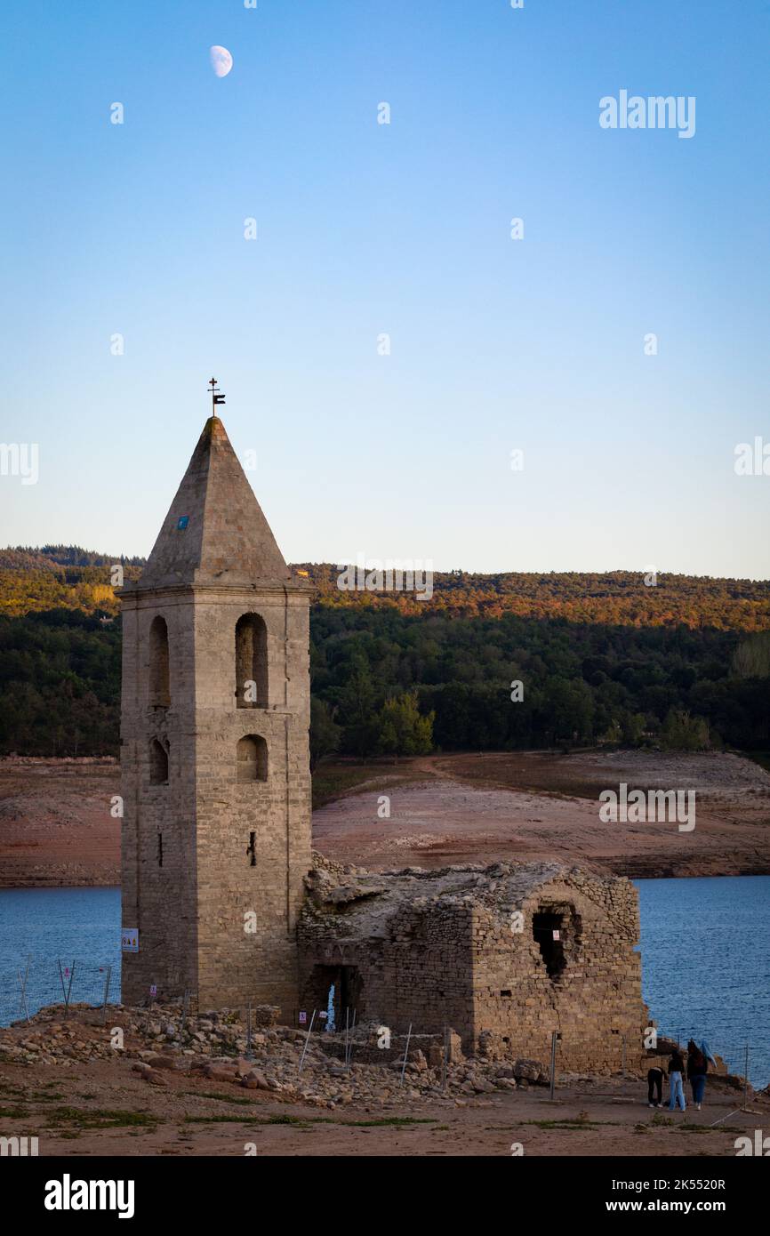 Mondaufgang auf der ehemaligen Kirche von Sant Romà de Sau, heute fast das ganze Jahr unter Wasser, aufgrund des Stausees in den frühen 1960er Jahren Stockfoto