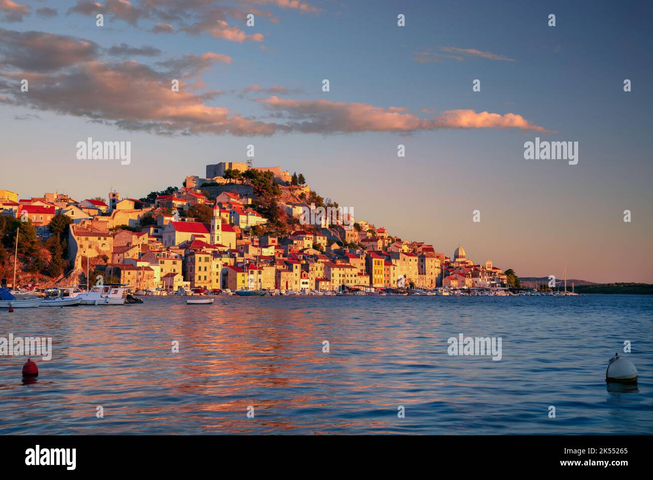 Sibenik, Kroatien. Stadtbild der schönen Küste Sibenik, Dalmatien, Kroatien bei Sonnenuntergang im Sommer. Stockfoto