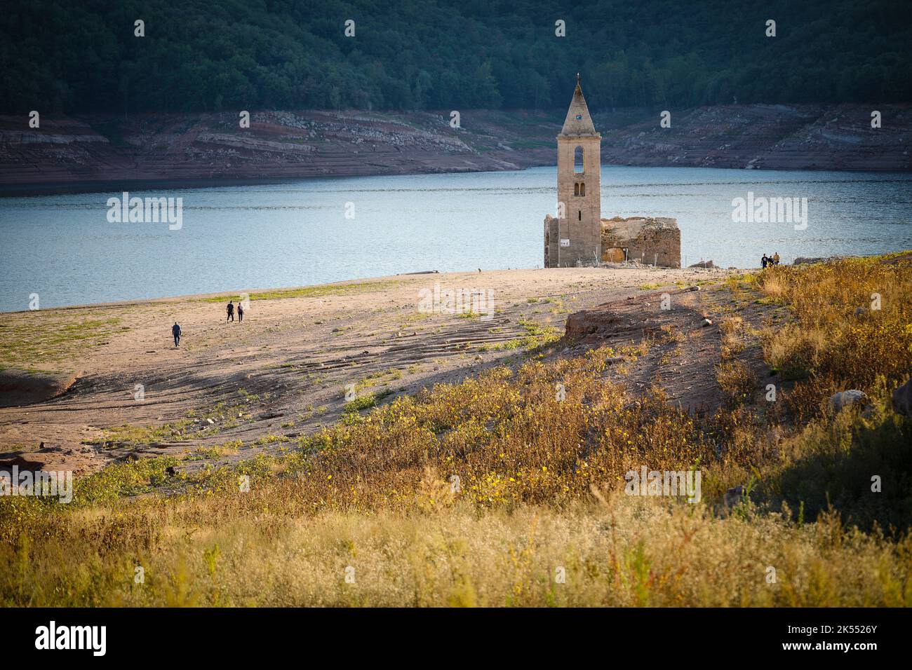Touristen besuchen das ehemalige Dorf Sant Romà de Sau, heute fast das ganze Jahr unter Wasser aufgrund des Stausees Bau in den frühen 1960er Jahren Stockfoto