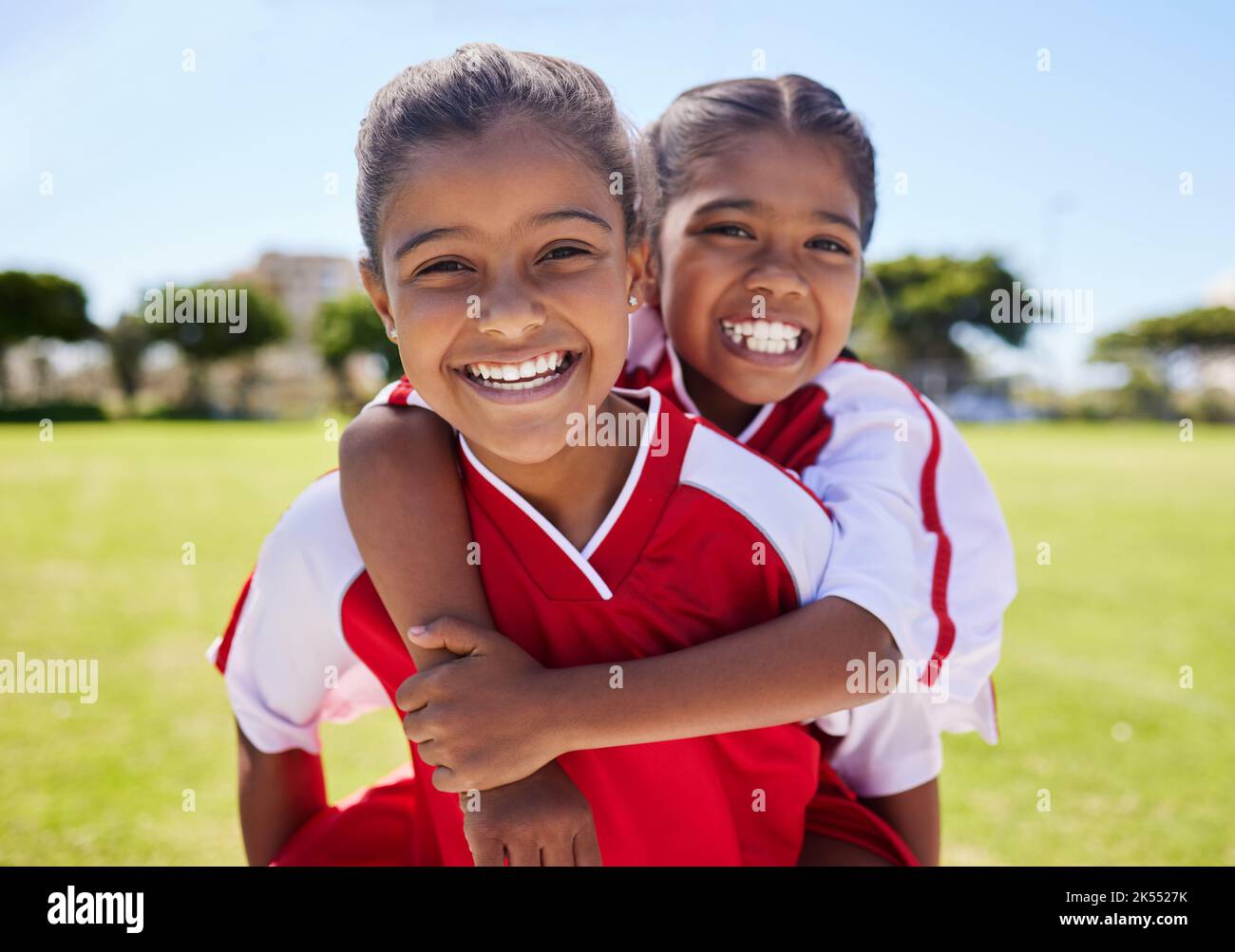 Mädchen, Freunde und Portrait lächeln auf dem Fußballfeld und haben Spaß vor dem Training für Spiel, Spiel oder Wettkampf. Fußballplatz, Sport und Kinder Sparschwein Stockfoto