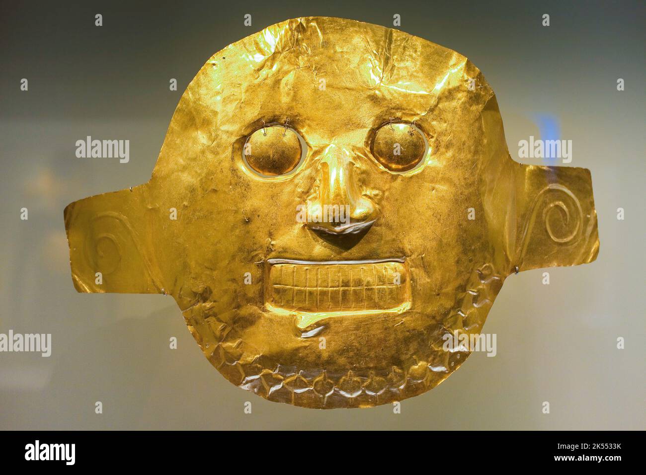 Kolumbien, Bogota Ausstellungsgegenstände im Goldmuseum. Die meisten Malagana Goldarbeiten wurden für Beerdigungen hergestellt. Masken in Form von Totenköpfen oder leblosen Faken Stockfoto