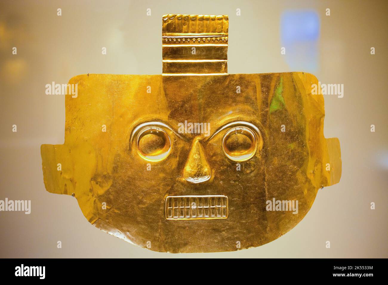 Kolumbien, Bogota Ausstellungsgegenstände im Goldmuseum. Die meisten Malagana Goldarbeiten wurden für Beerdigungen hergestellt. Masken in Form von Totenköpfen oder leblosen Faken Stockfoto