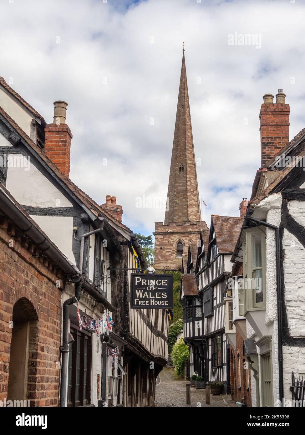 Straßenszene, in der historischen Church Lane, Ledbury, Herefordshire, Großbritannien; Kopfsteinpflaster und Fachwerkgebäude Stockfoto