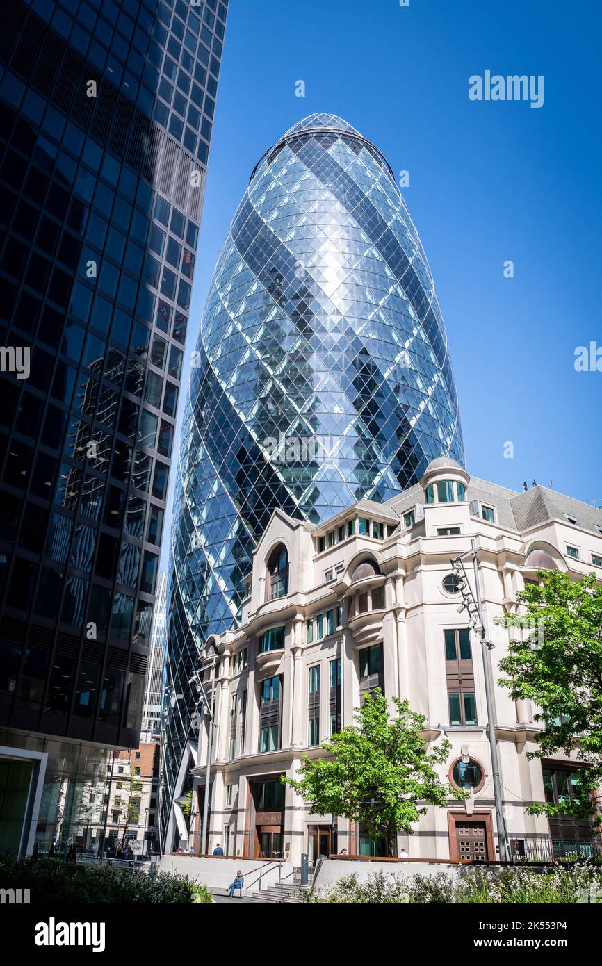 Das Gherkin-Gebäude inmitten einer Vielzahl anderer Architekturen. Das Hotel befindet sich in ...