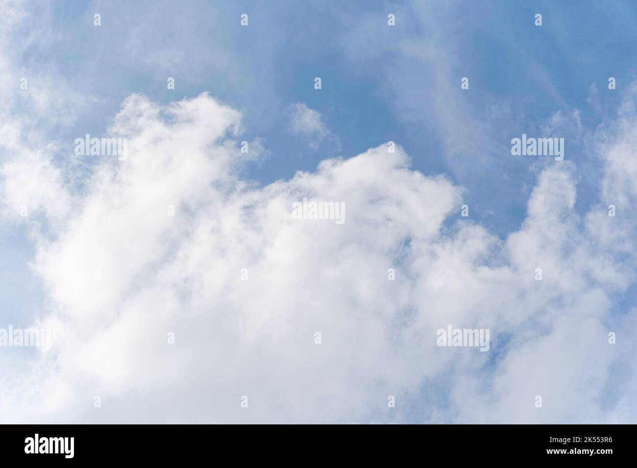 Schöner Himmel am Winternachmittag. Himmel mit weißen Wolken Hintergrund Stockfoto
