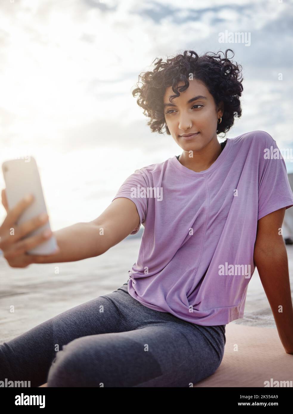 Fitness, Bewegung und Frau, die ein Selfie am Telefon macht, während sie in der Stadt im Freien trainiert. Gesunde, junge und junge Sportlerin aus puerto rico Stockfoto