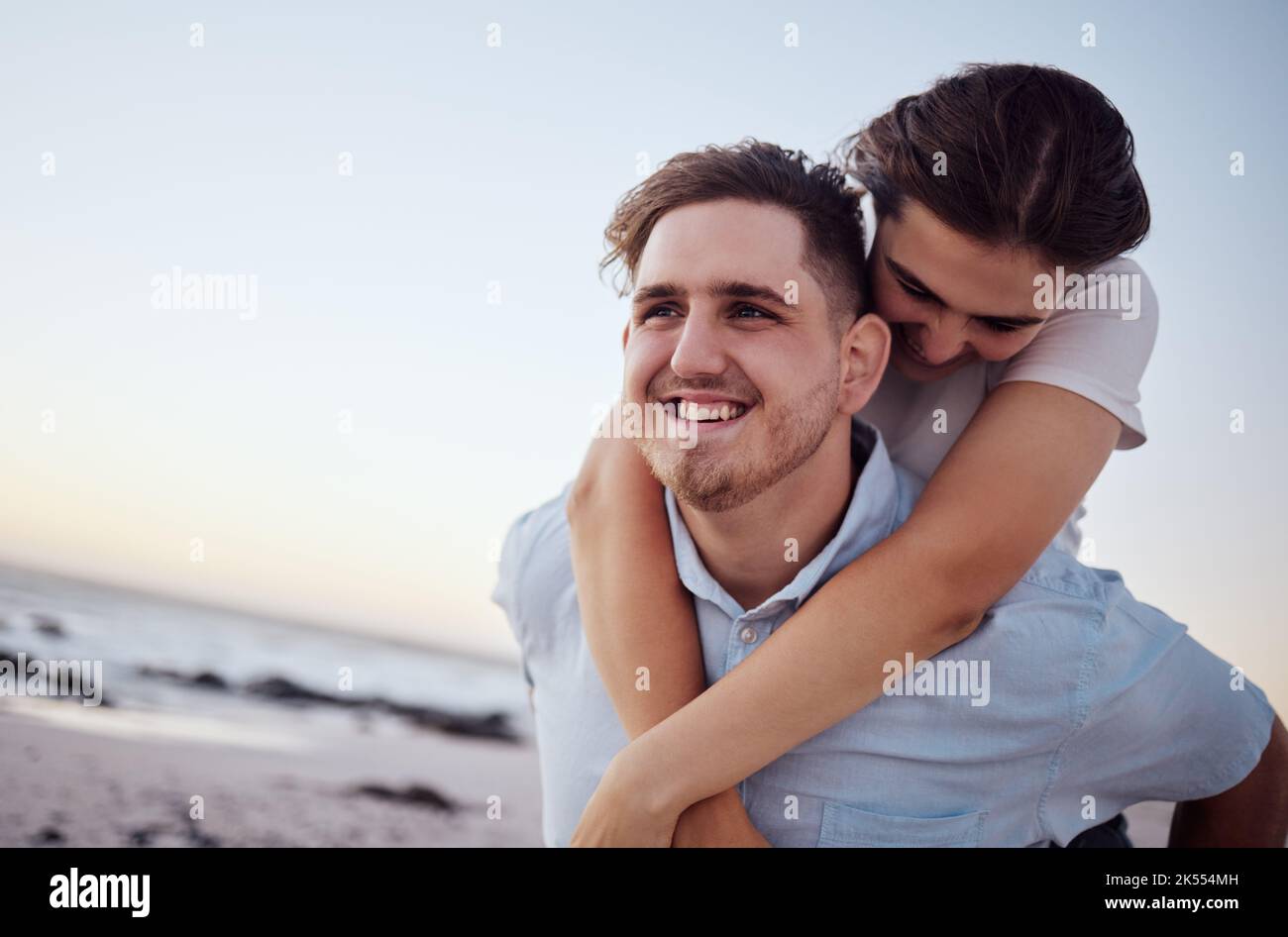 Liebe, glücklich und Paar haben Strand Spaß Kleben, entspannen und genießen romantische Zeit miteinander auf Sand. Mockup, Urlaub Frieden und Lächeln von jungen Mann Stockfoto